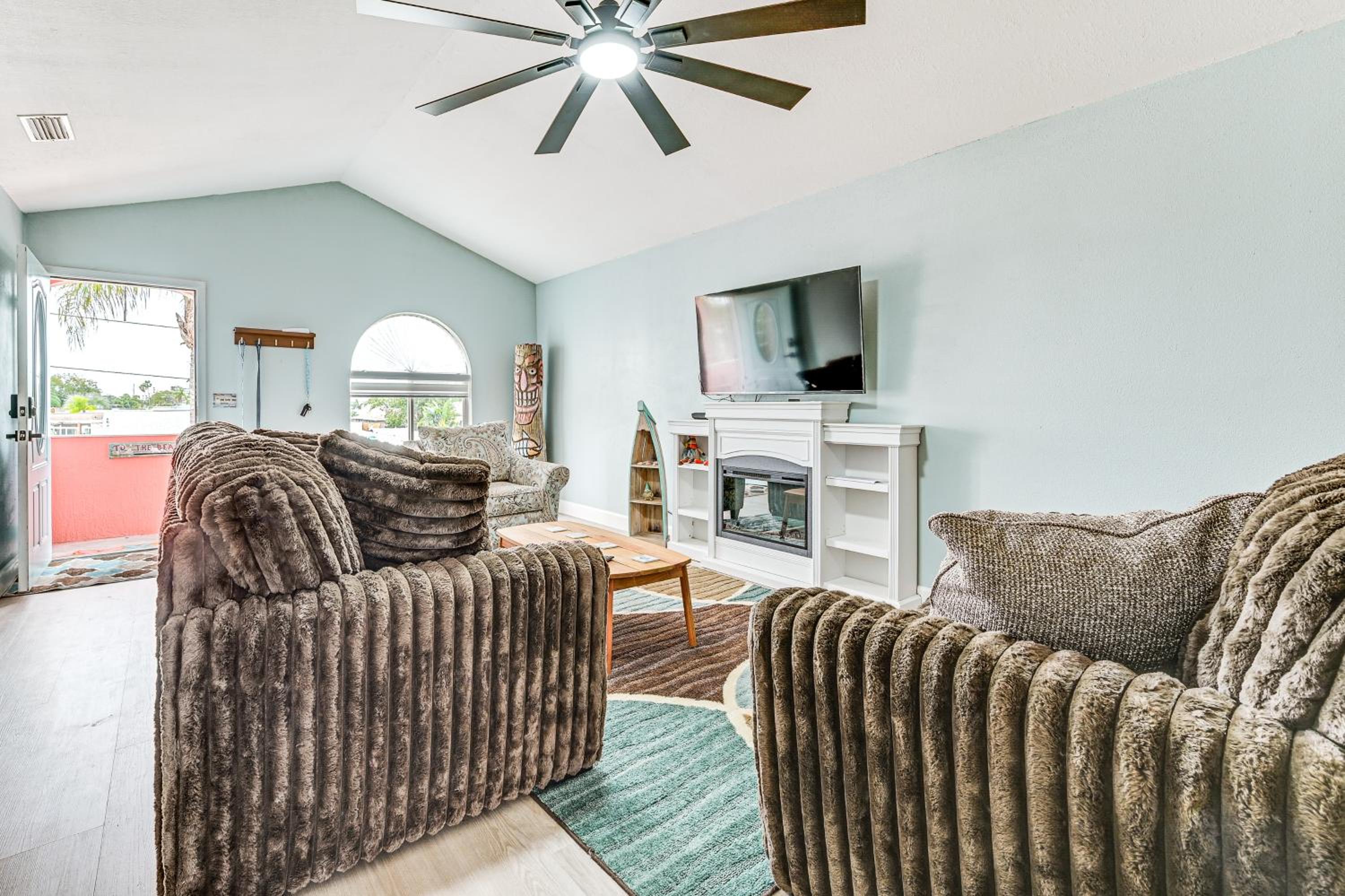 Canal-Front Home with Boat Dock and Lanai in Hudson