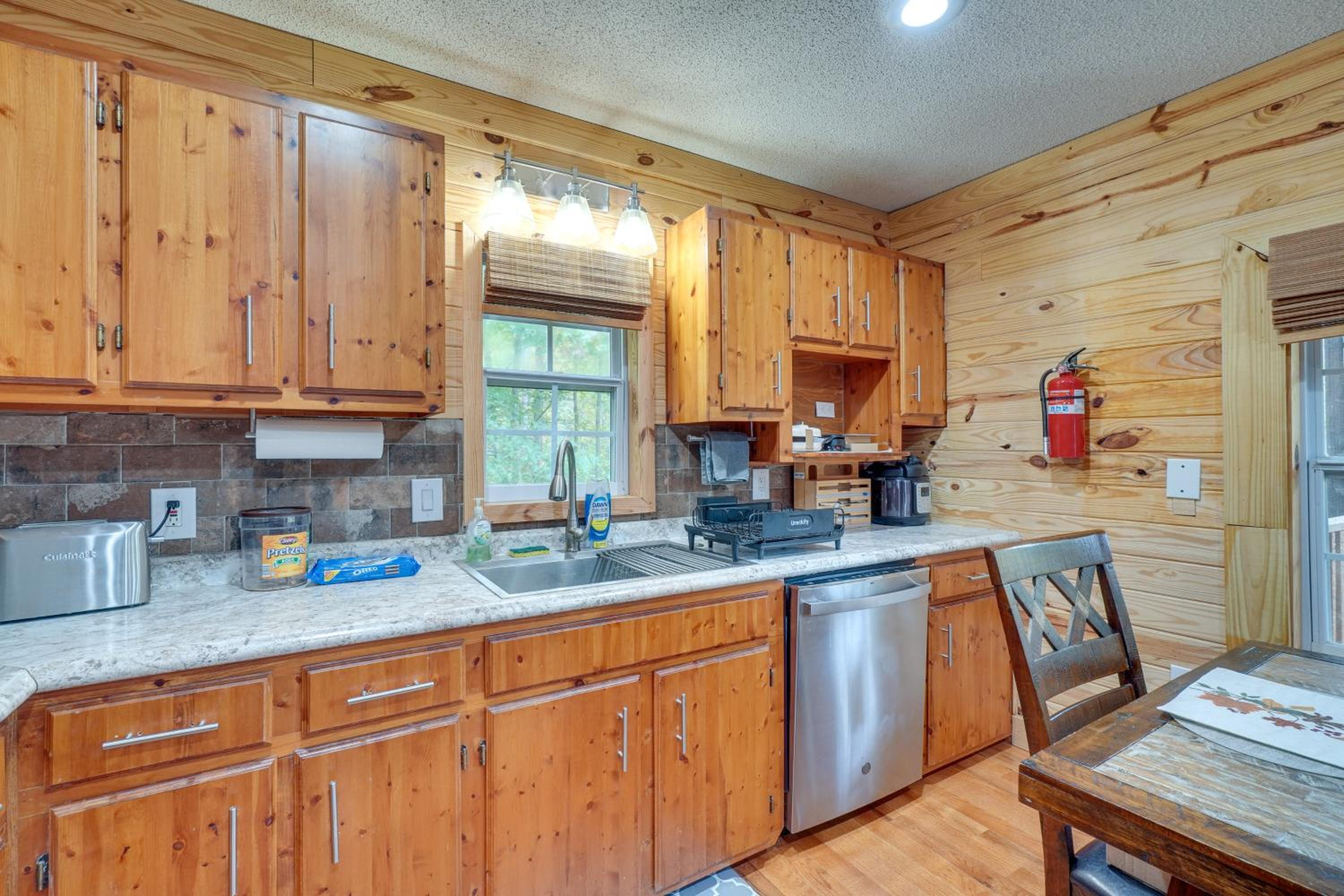 about 5 Mi to Scenic Hikes Oneida Cabin on 5 and Acres