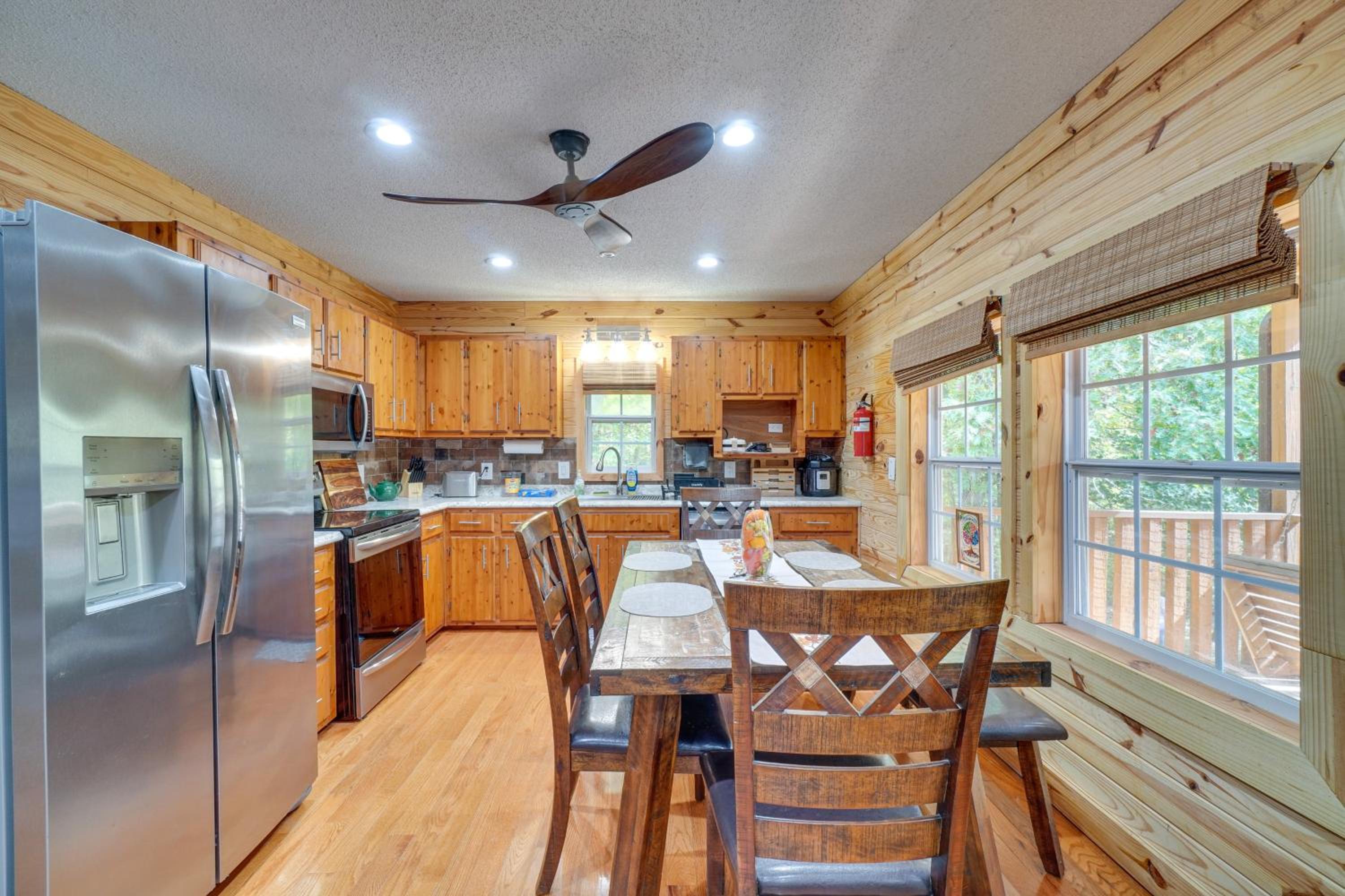about 5 Mi to Scenic Hikes Oneida Cabin on 5 and Acres