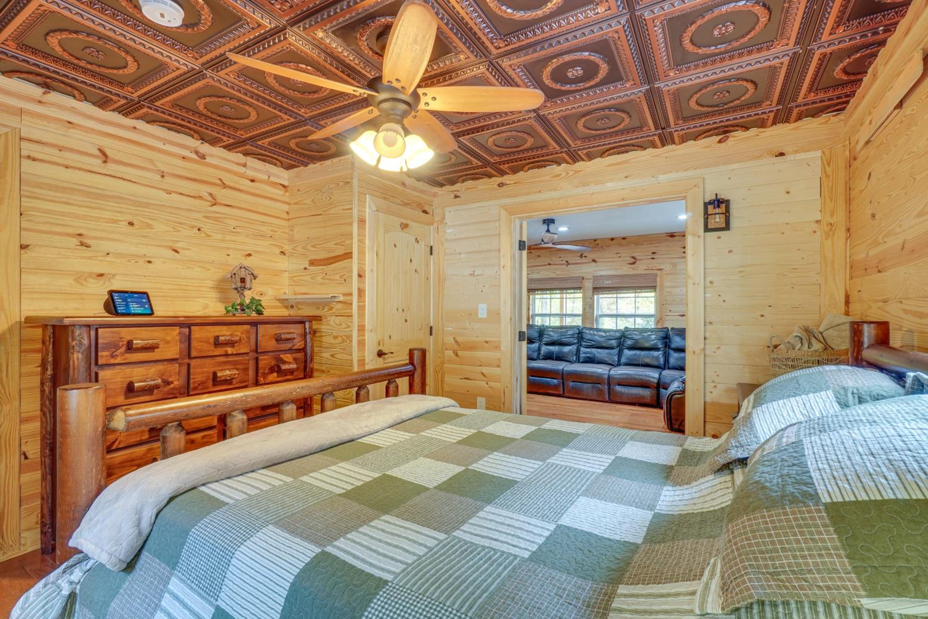 about 5 Mi to Scenic Hikes Oneida Cabin on 5 and Acres