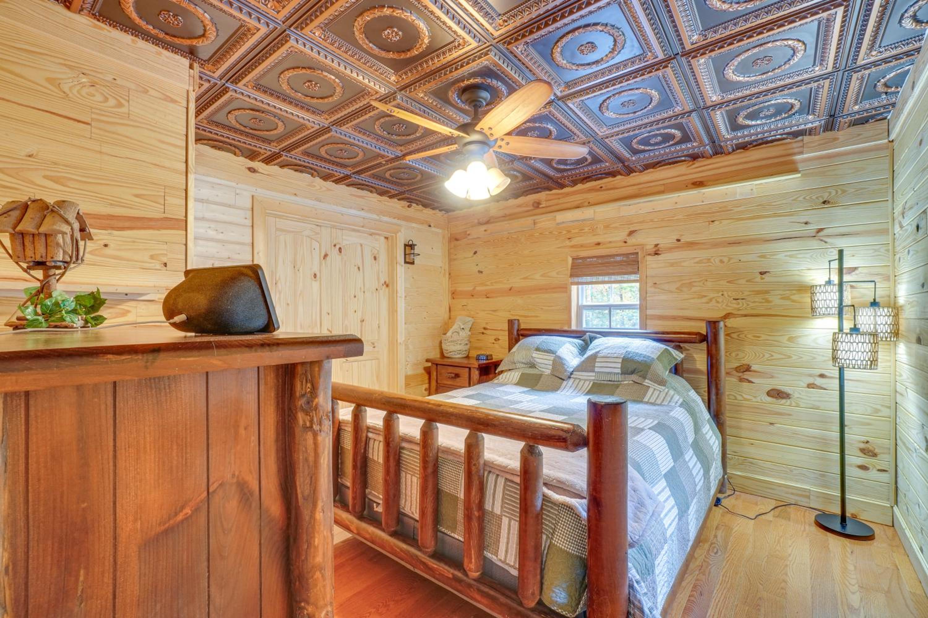 about 5 Mi to Scenic Hikes Oneida Cabin on 5 and Acres