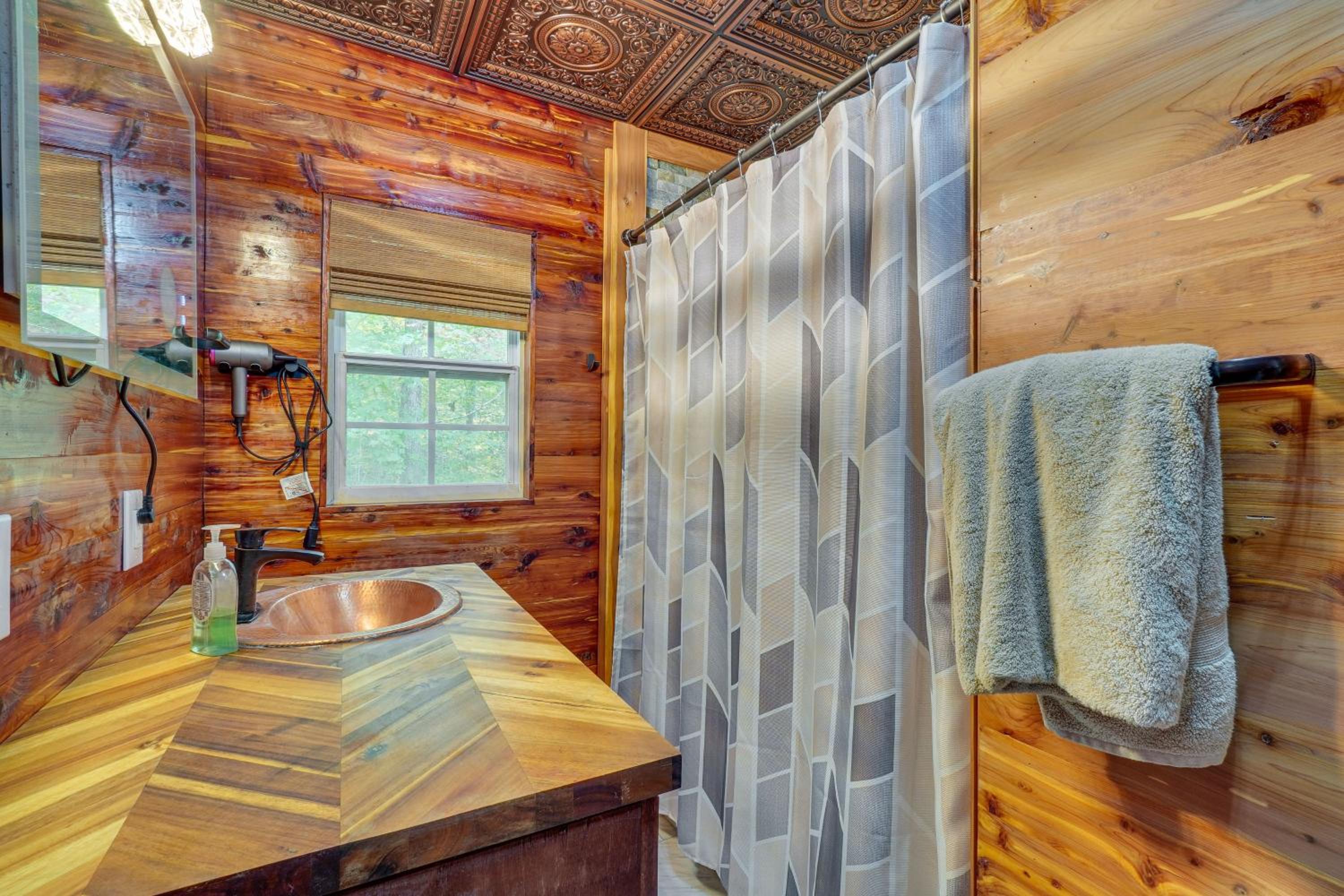 about 5 Mi to Scenic Hikes Oneida Cabin on 5 and Acres