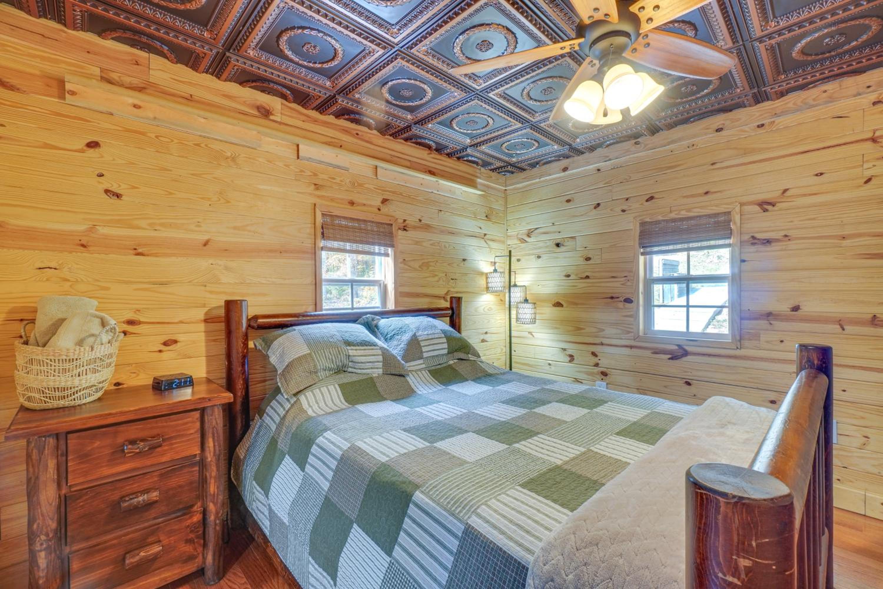 about 5 Mi to Scenic Hikes Oneida Cabin on 5 and Acres