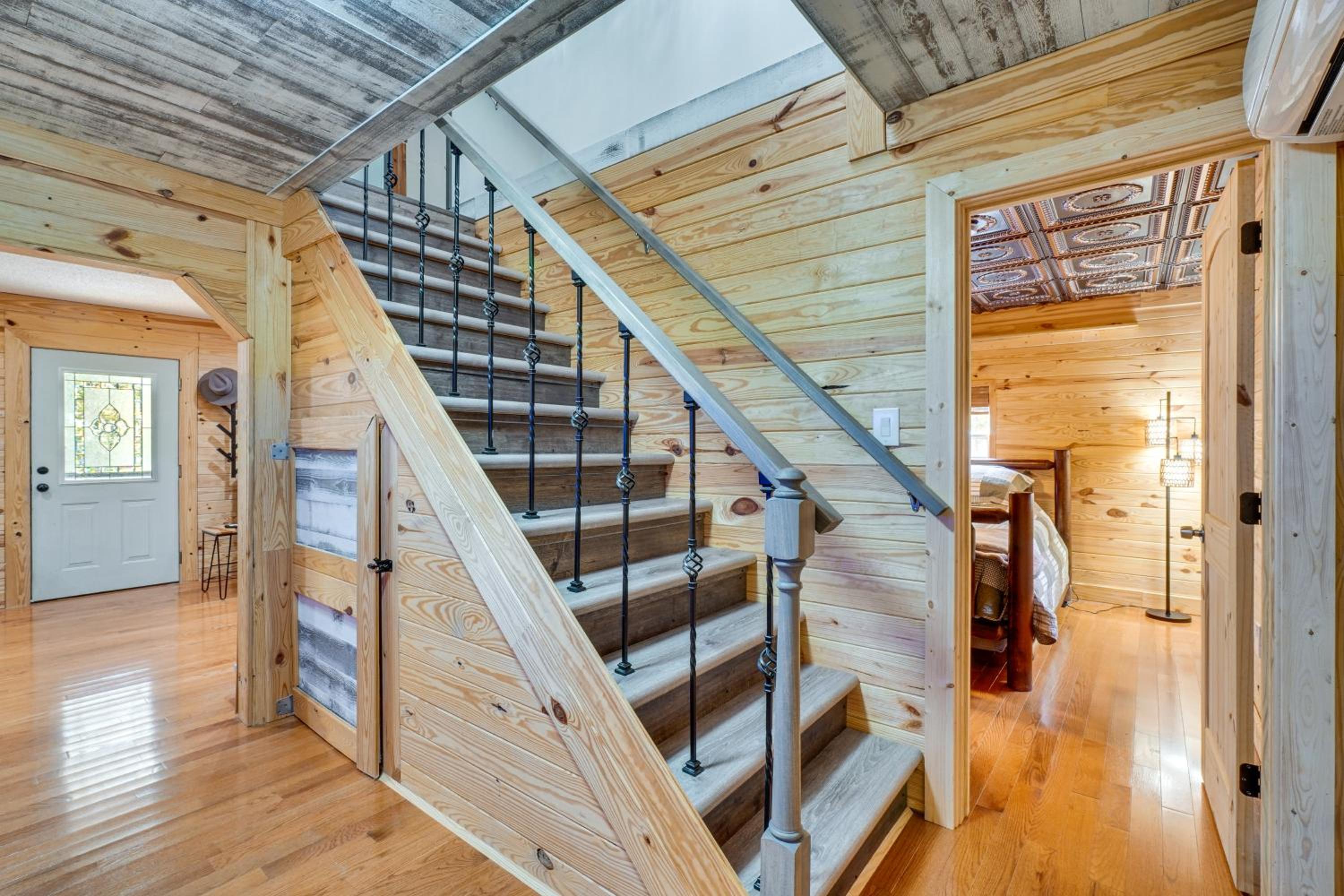 about 5 Mi to Scenic Hikes Oneida Cabin on 5 and Acres