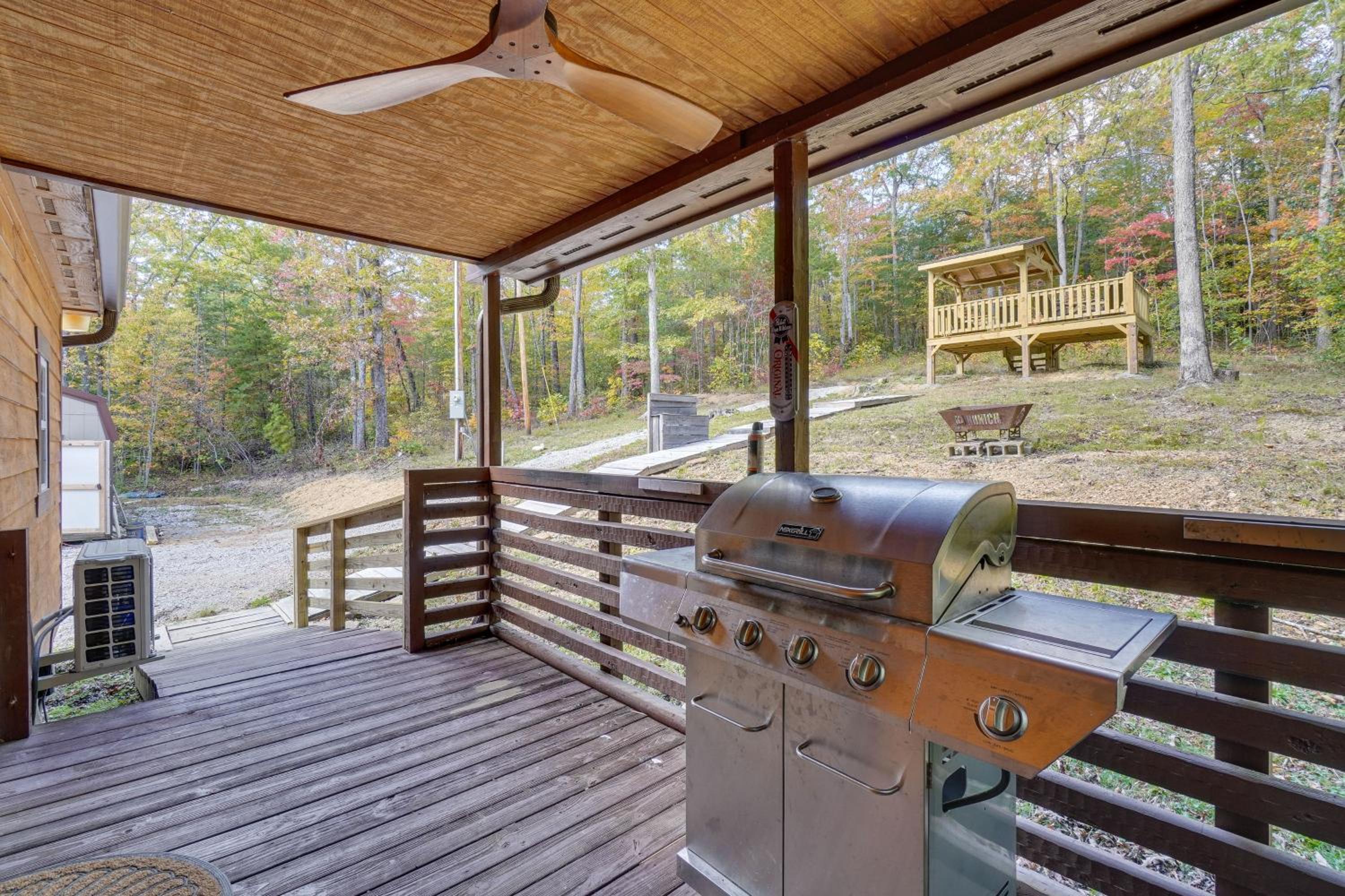 about 5 Mi to Scenic Hikes Oneida Cabin on 5 and Acres