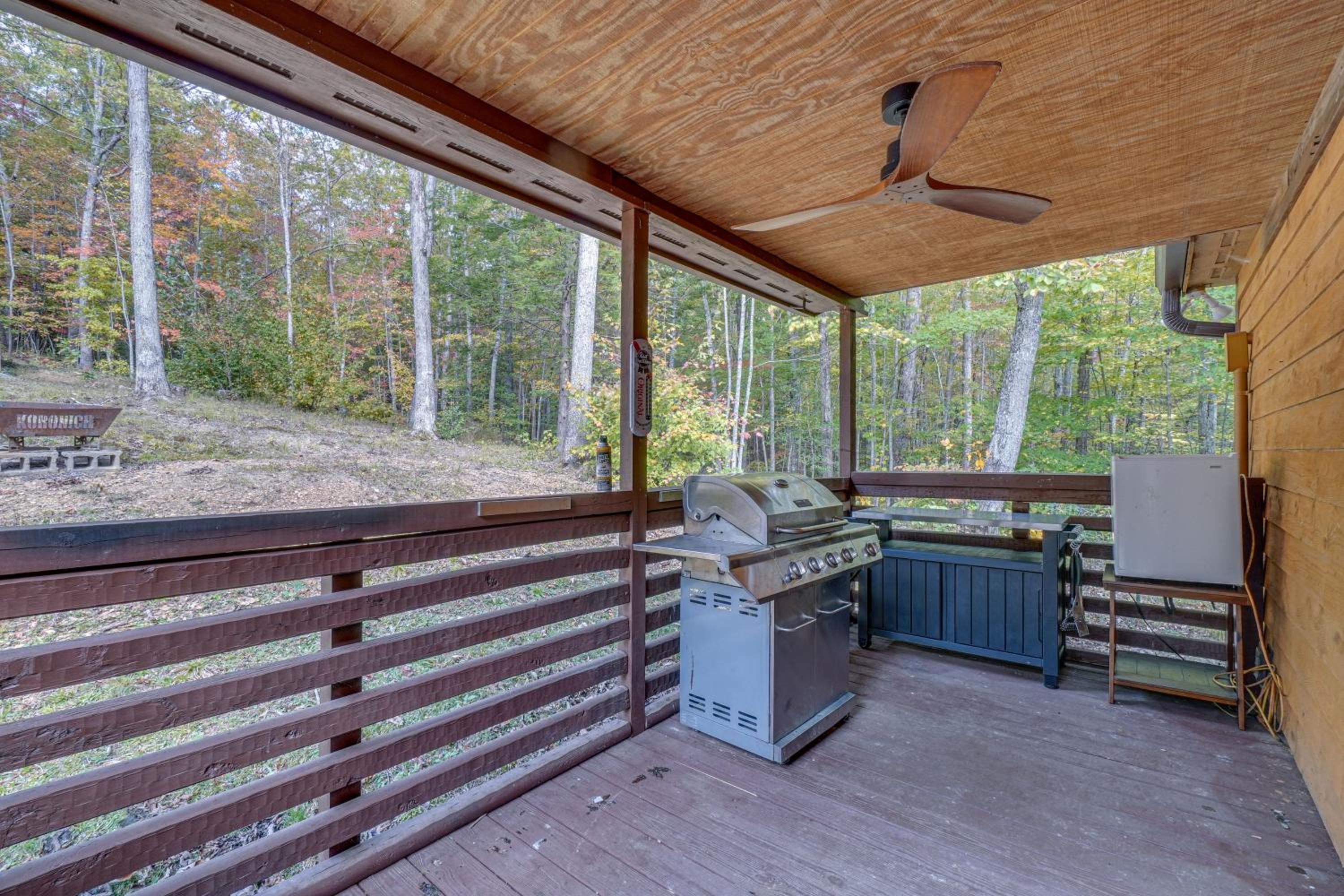 about 5 Mi to Scenic Hikes Oneida Cabin on 5 and Acres
