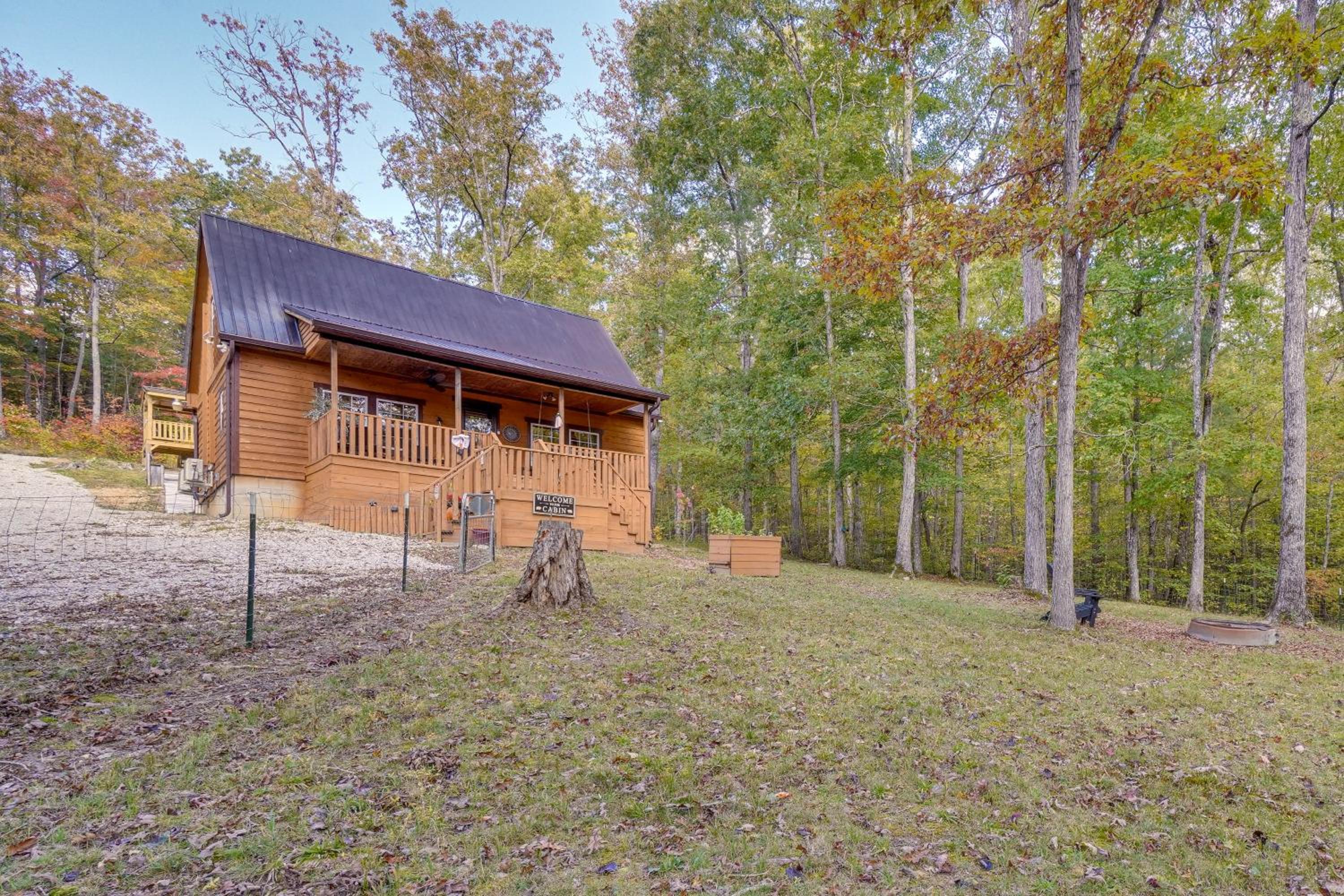 about 5 Mi to Scenic Hikes Oneida Cabin on 5 and Acres