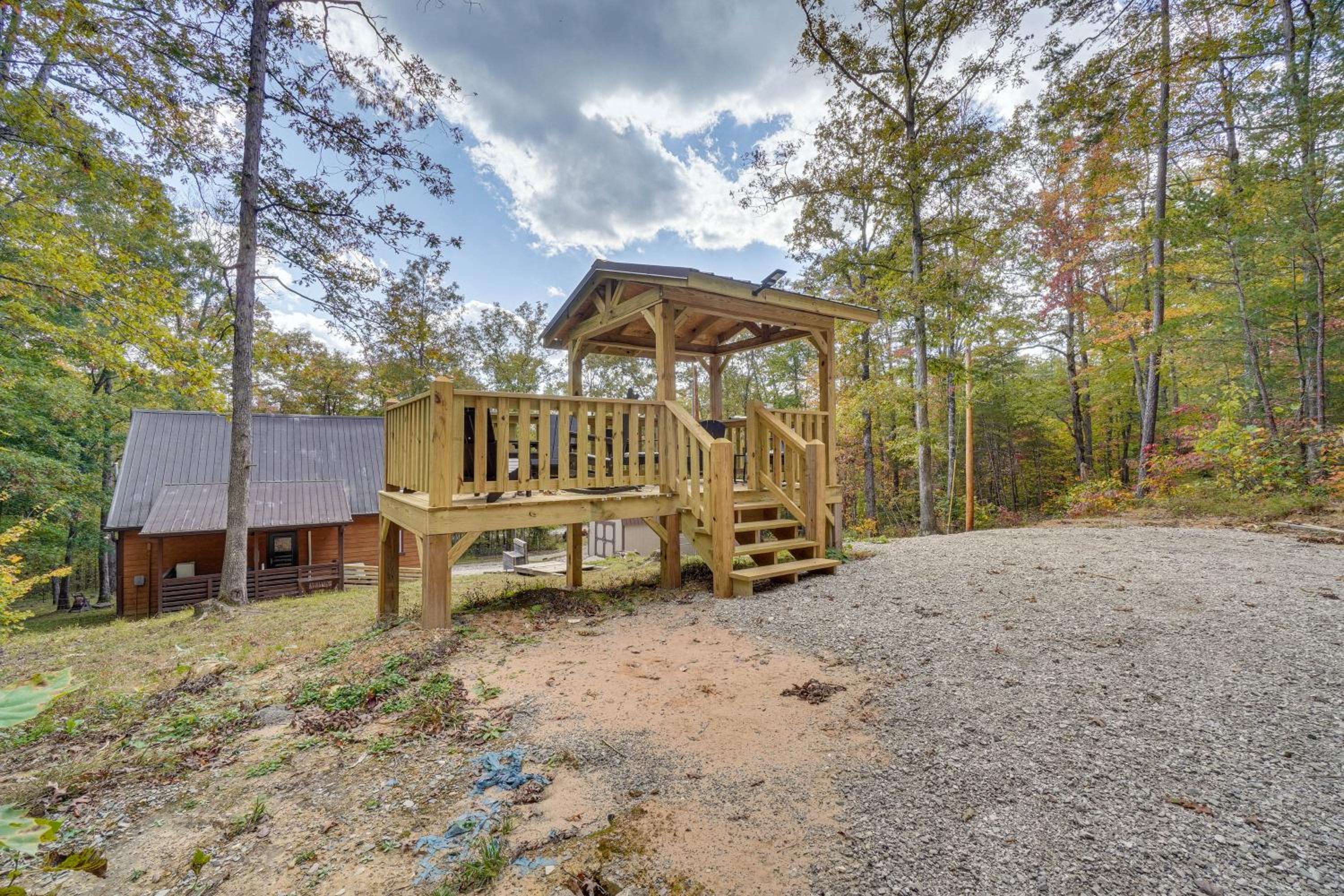 about 5 Mi to Scenic Hikes Oneida Cabin on 5 and Acres