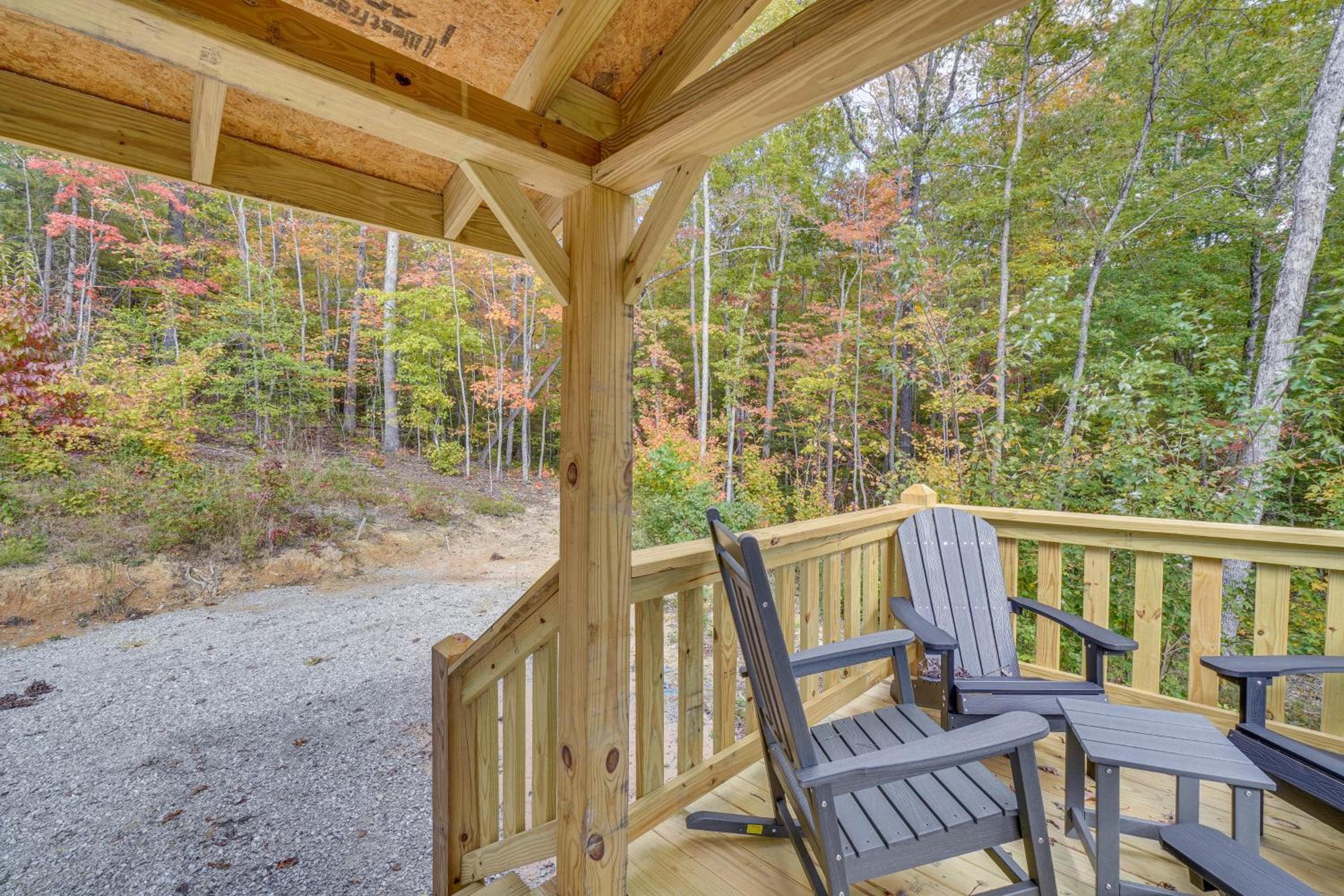 about 5 Mi to Scenic Hikes Oneida Cabin on 5 and Acres
