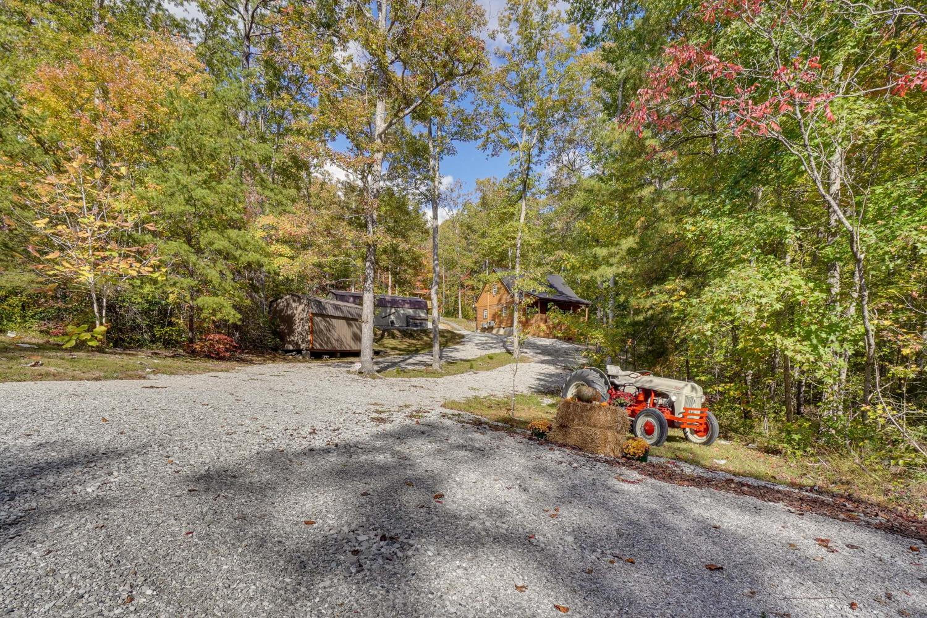 about 5 Mi to Scenic Hikes Oneida Cabin on 5 and Acres