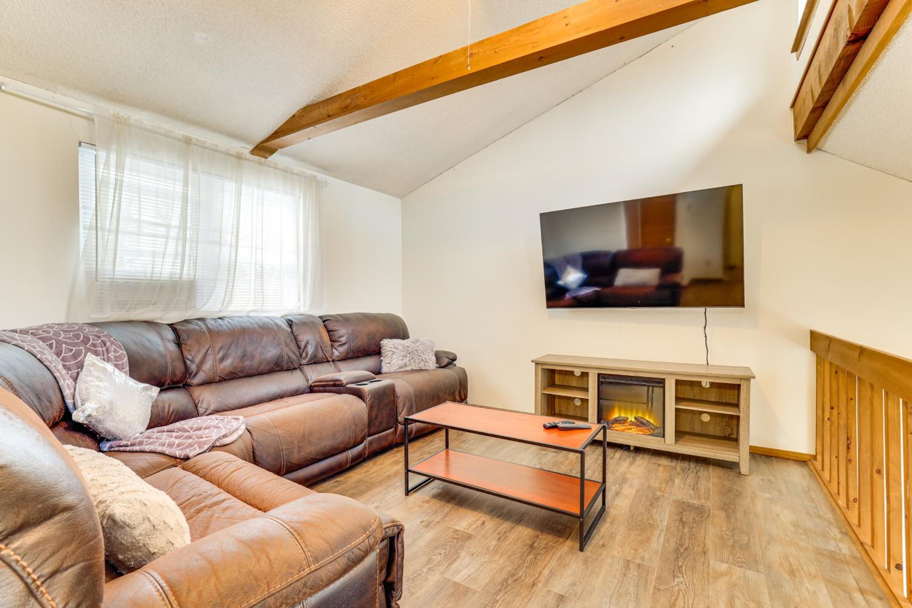 Ski, Swim and Hike! Family Home in Tobyhanna