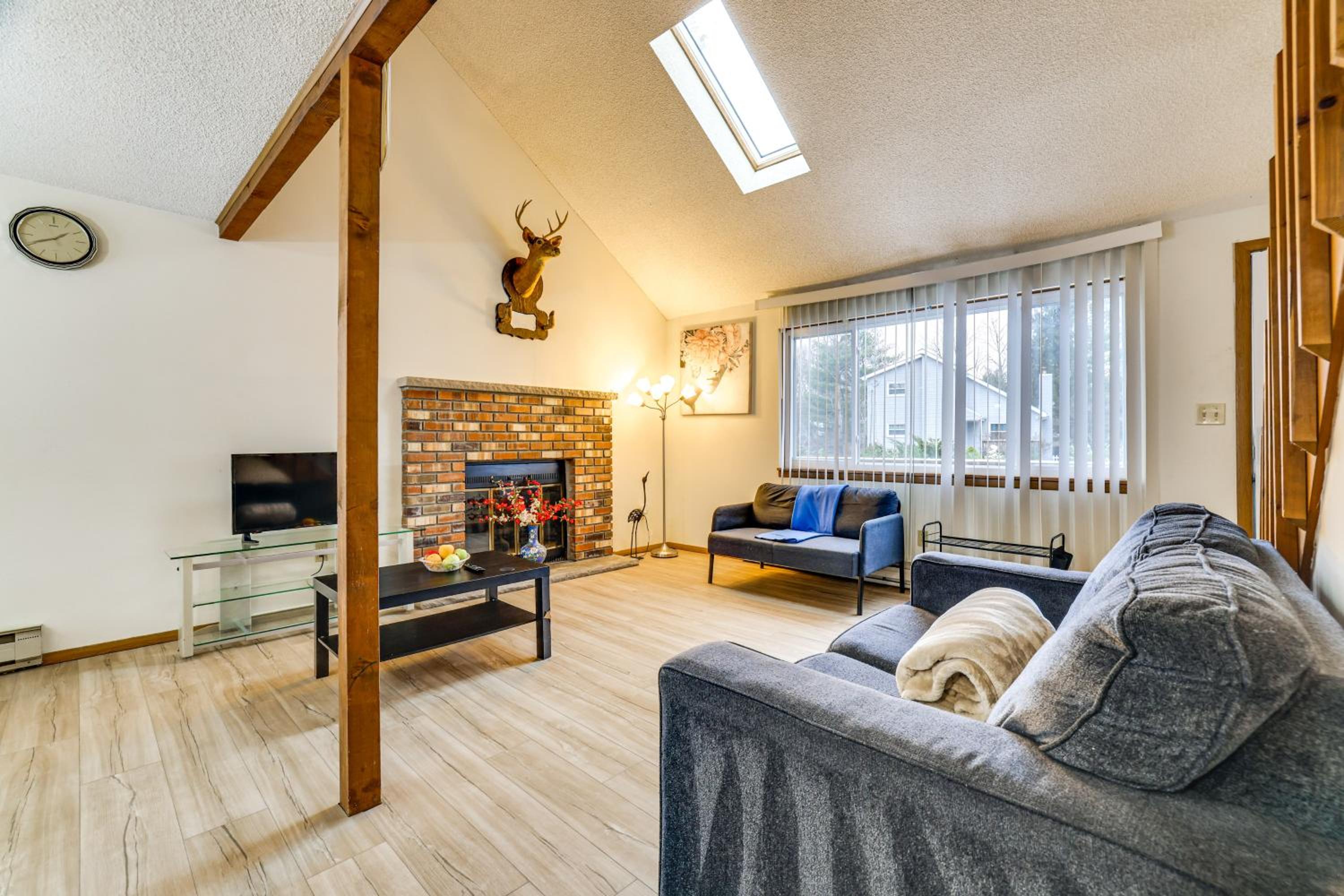 Ski, Swim and Hike! Family Home in Tobyhanna