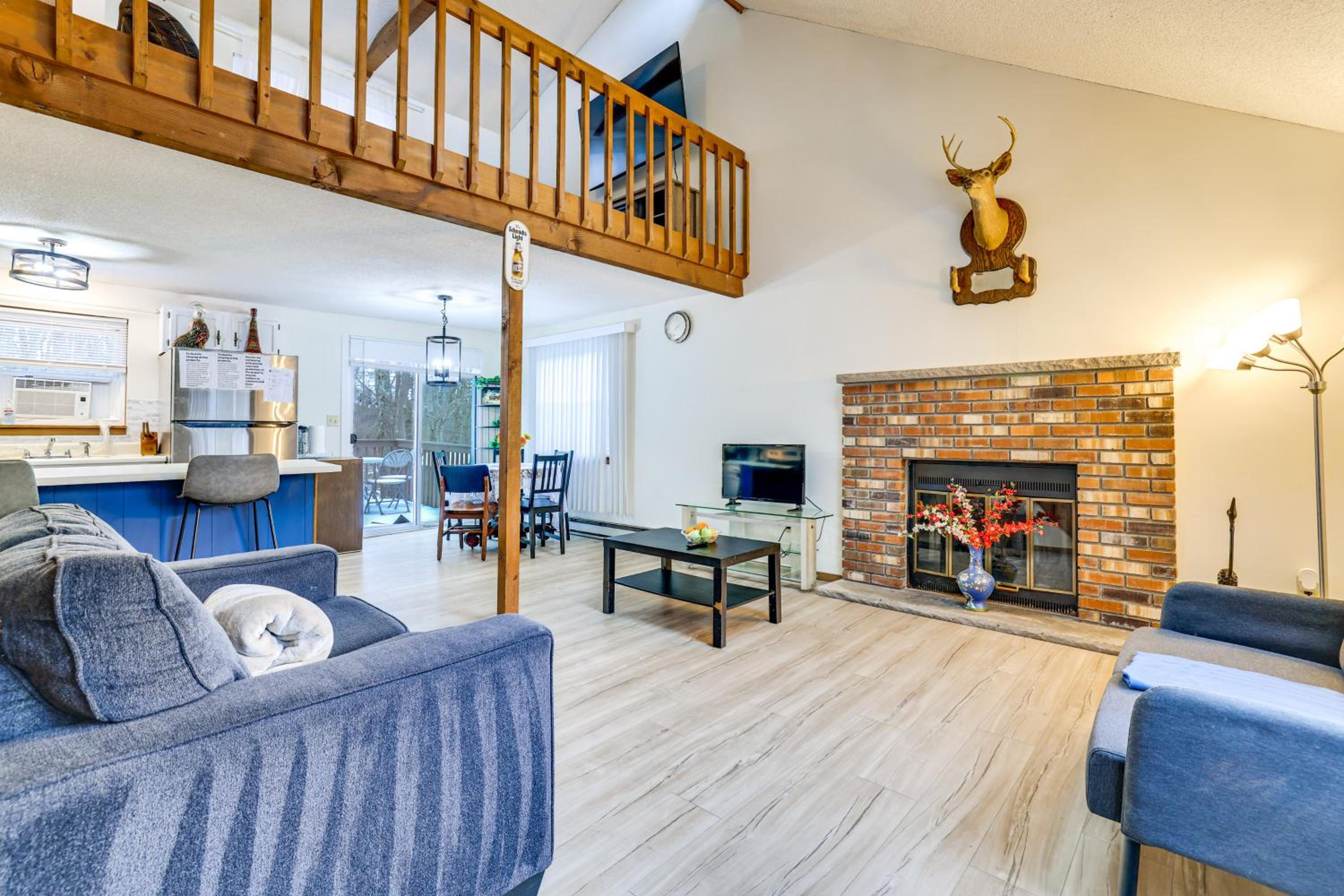 Ski, Swim and Hike! Family Home in Tobyhanna