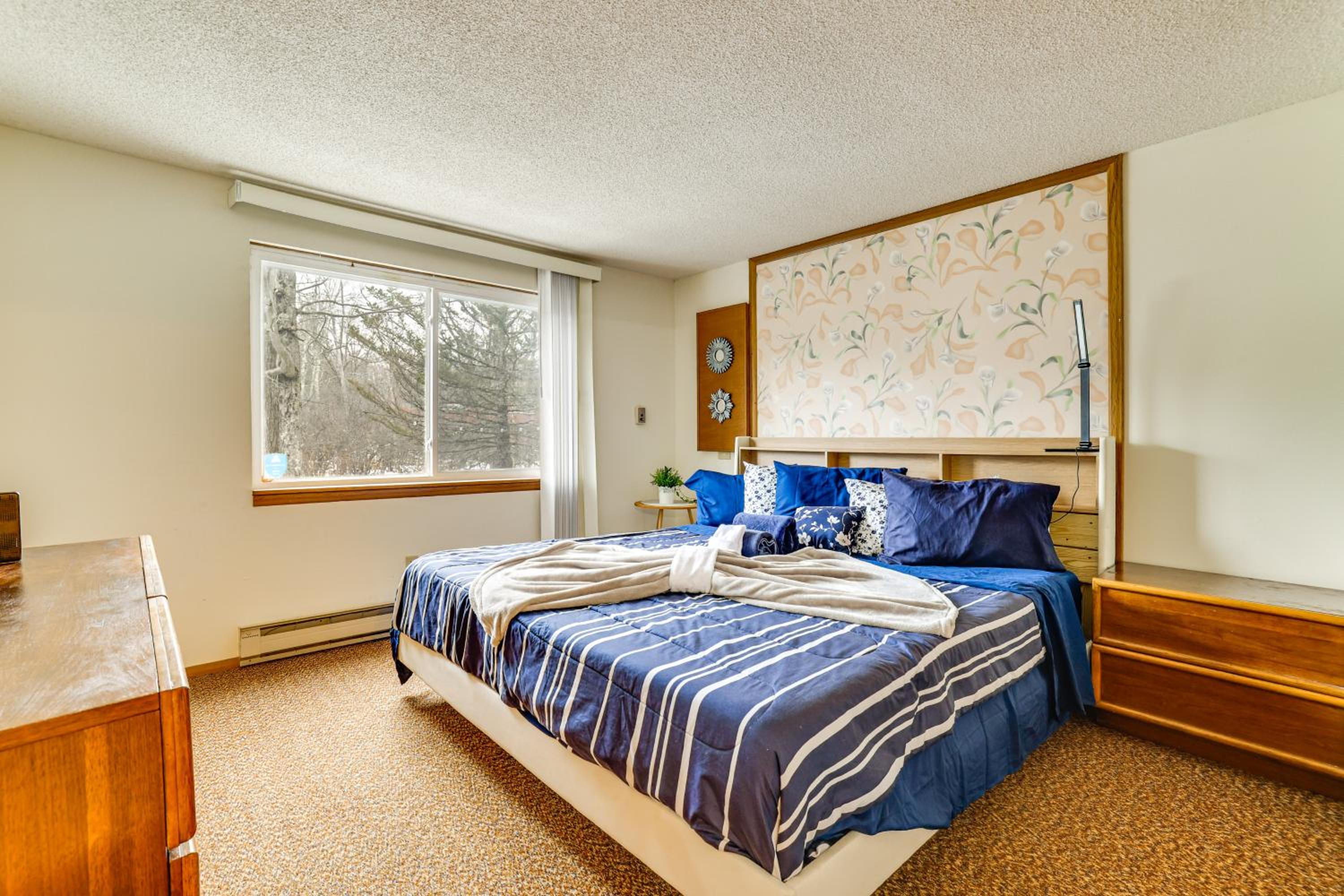 Ski, Swim and Hike! Family Home in Tobyhanna