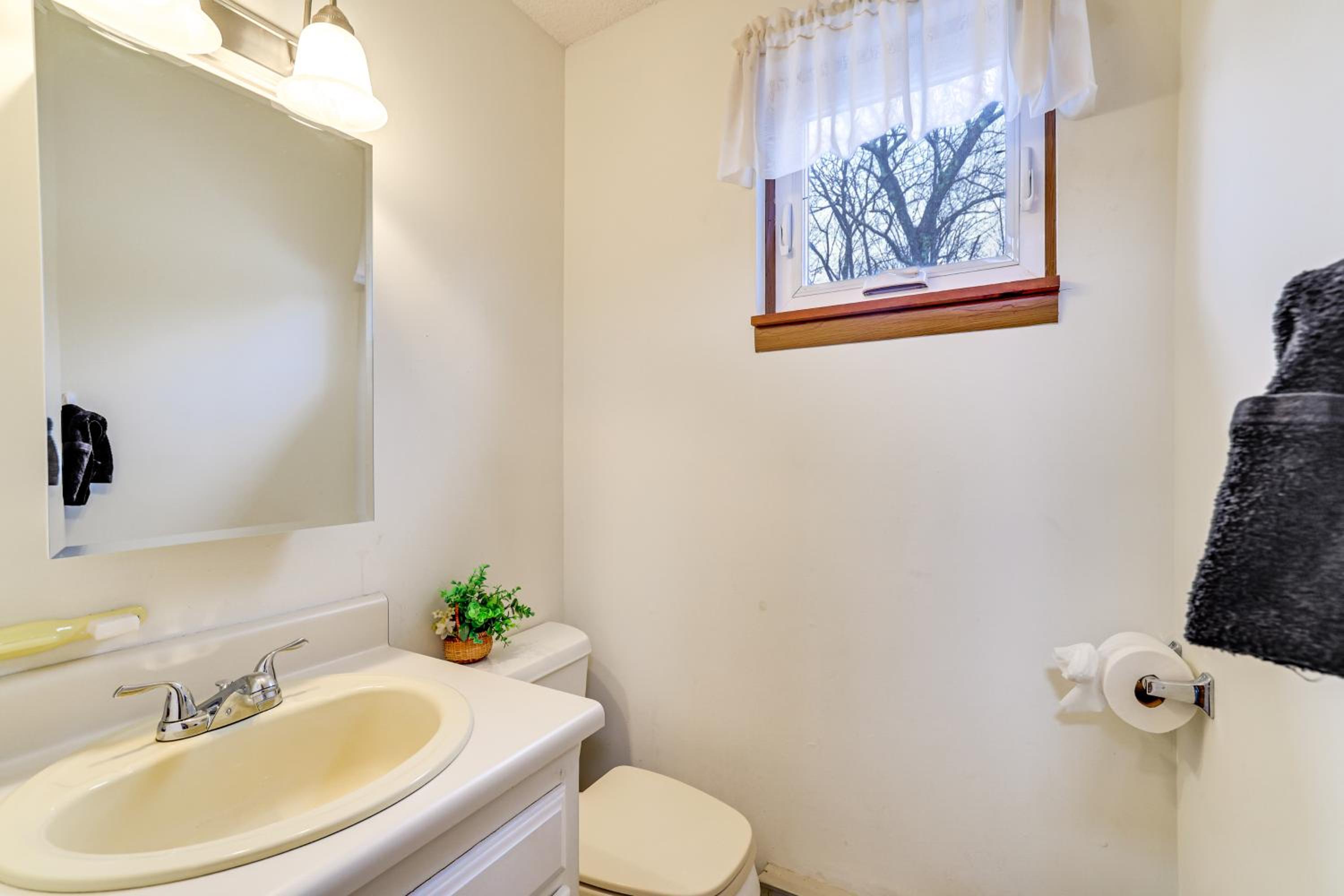 Ski, Swim and Hike! Family Home in Tobyhanna