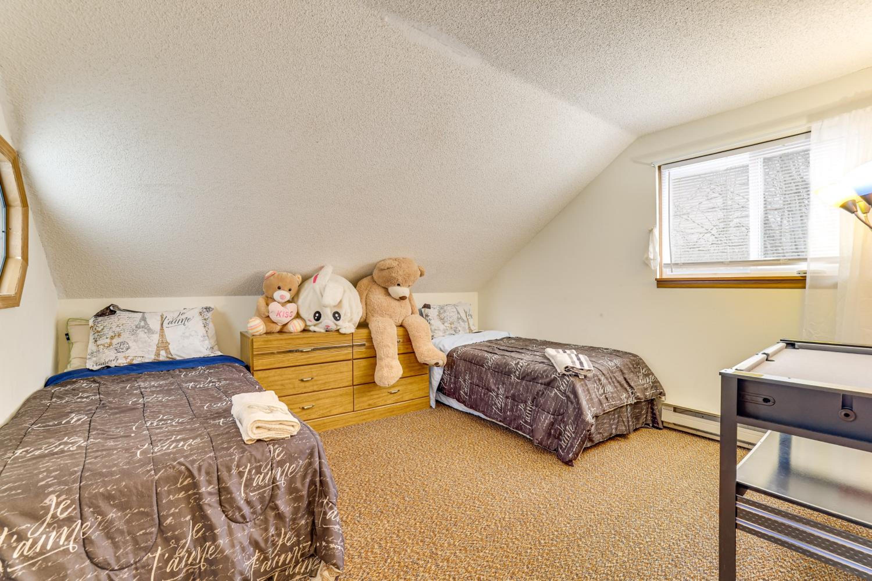 Ski, Swim and Hike! Family Home in Tobyhanna