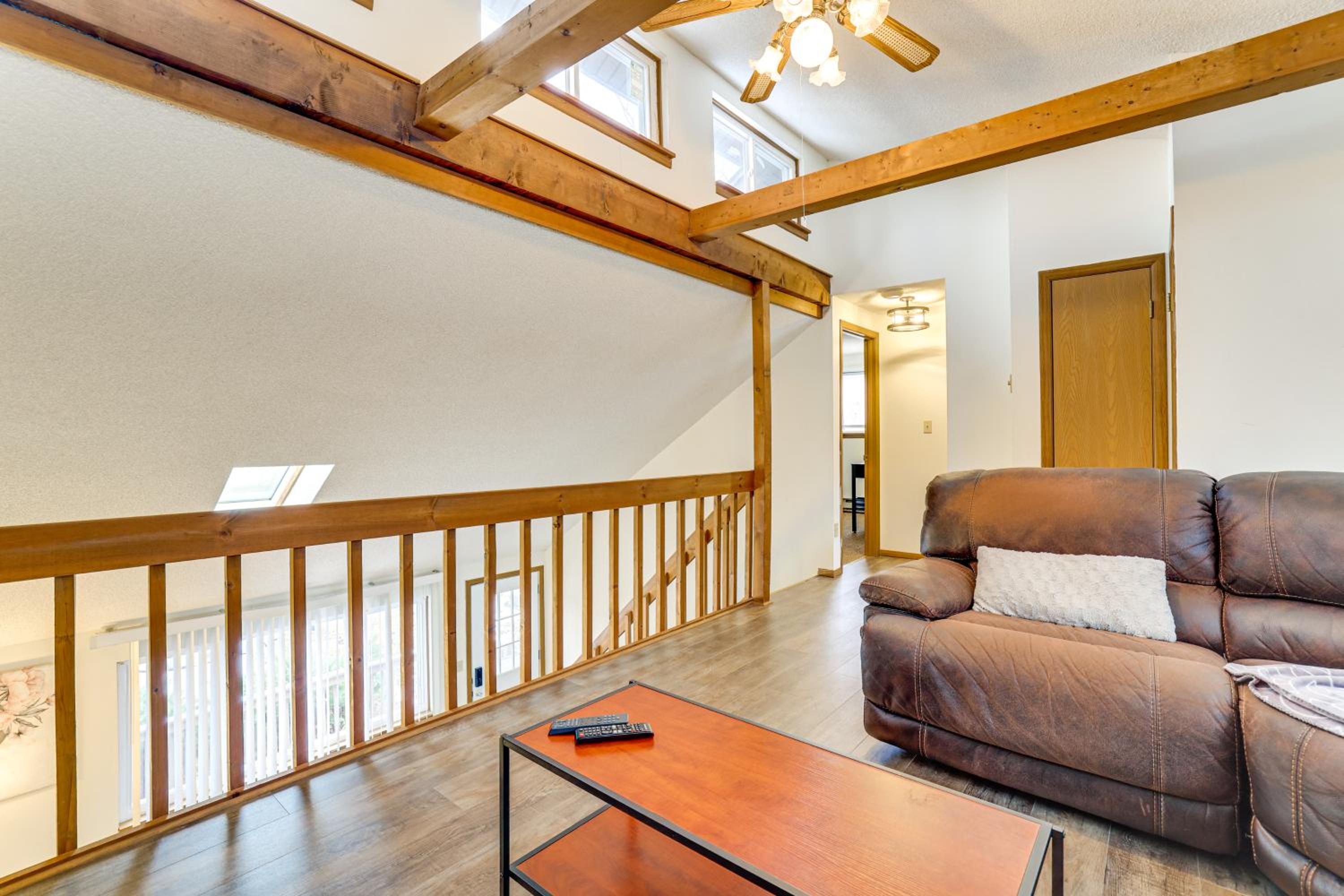 Ski, Swim and Hike! Family Home in Tobyhanna