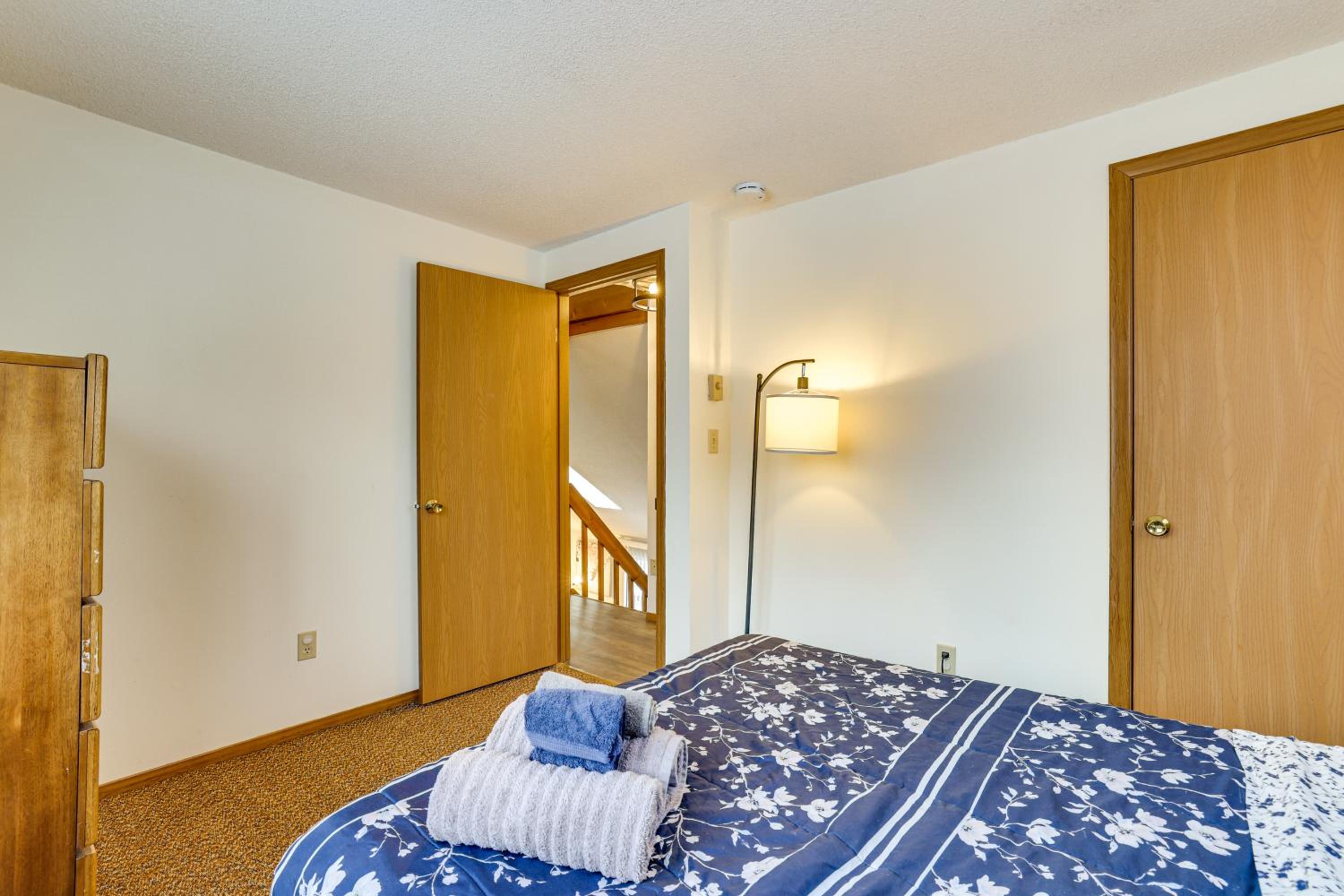 Ski, Swim and Hike! Family Home in Tobyhanna