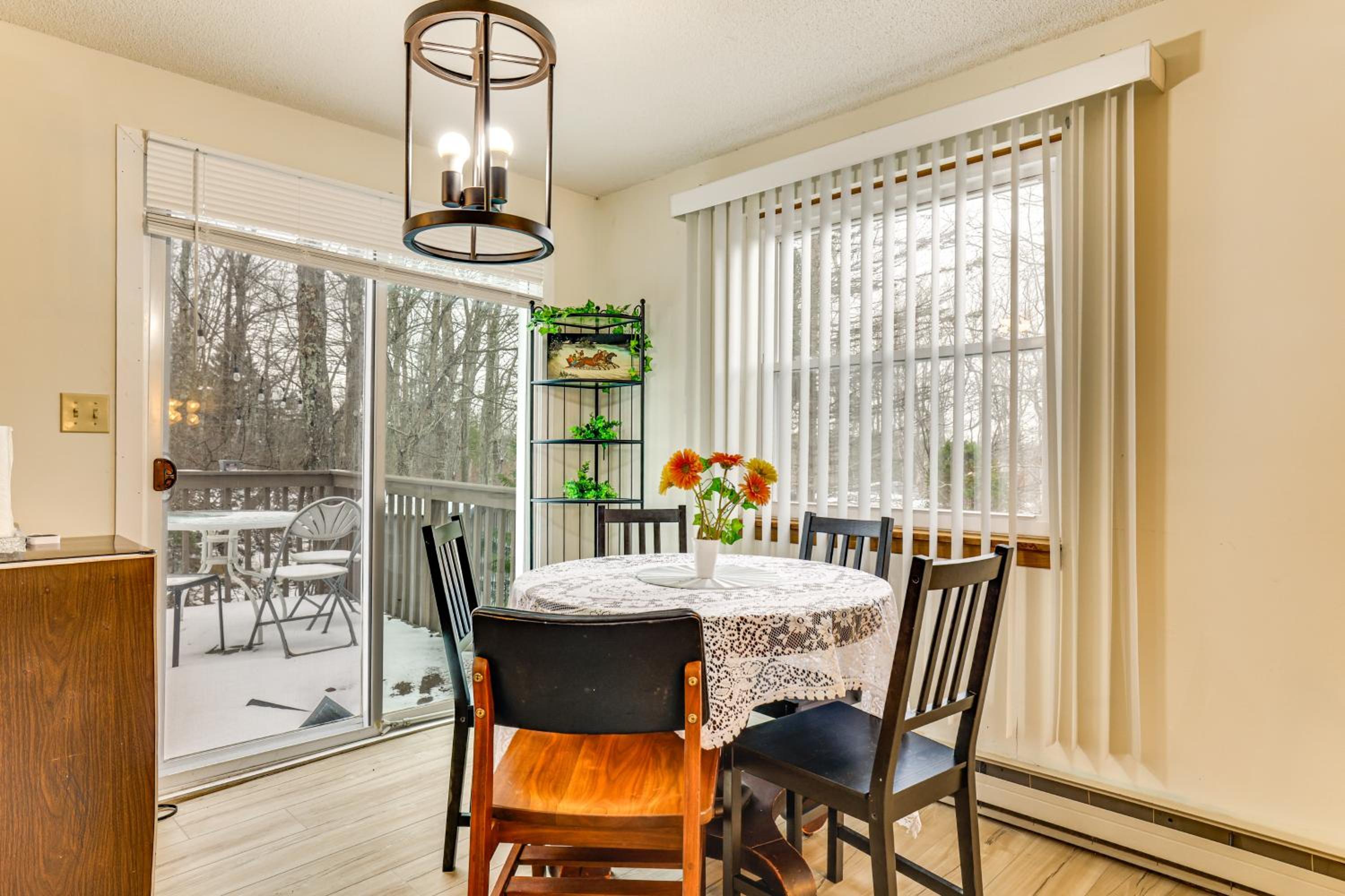 Ski, Swim and Hike! Family Home in Tobyhanna