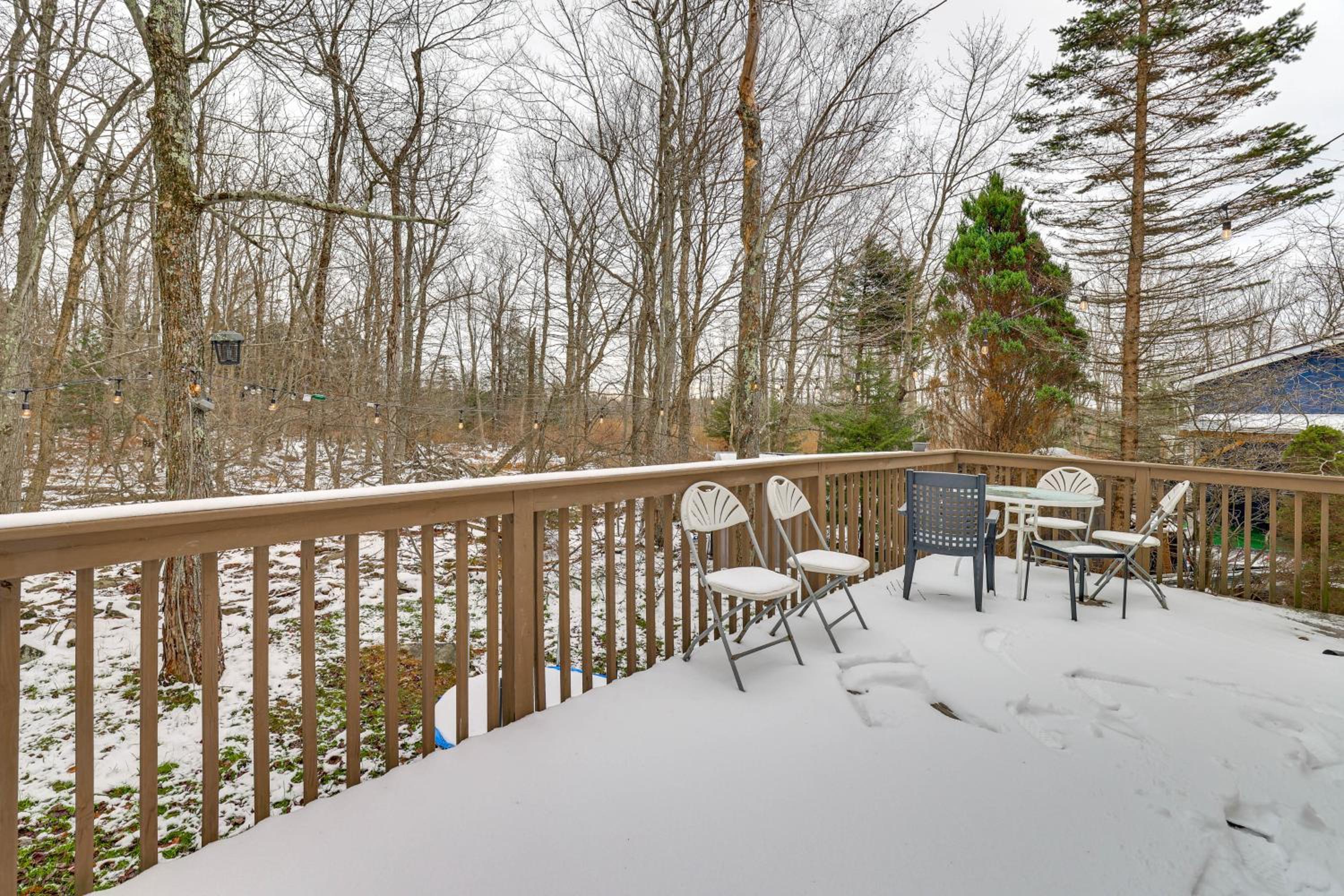 Ski, Swim and Hike! Family Home in Tobyhanna