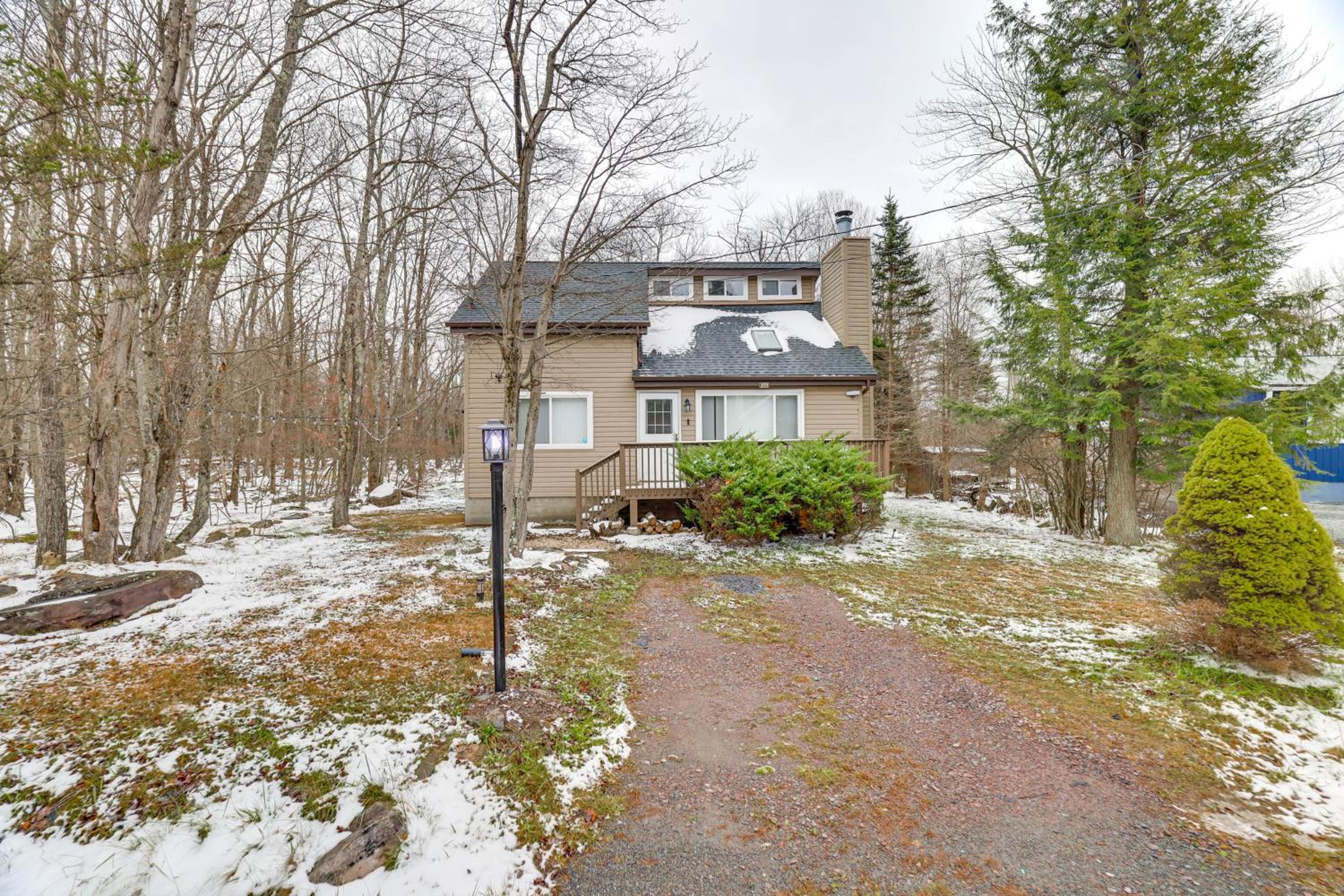 Ski, Swim and Hike! Family Home in Tobyhanna