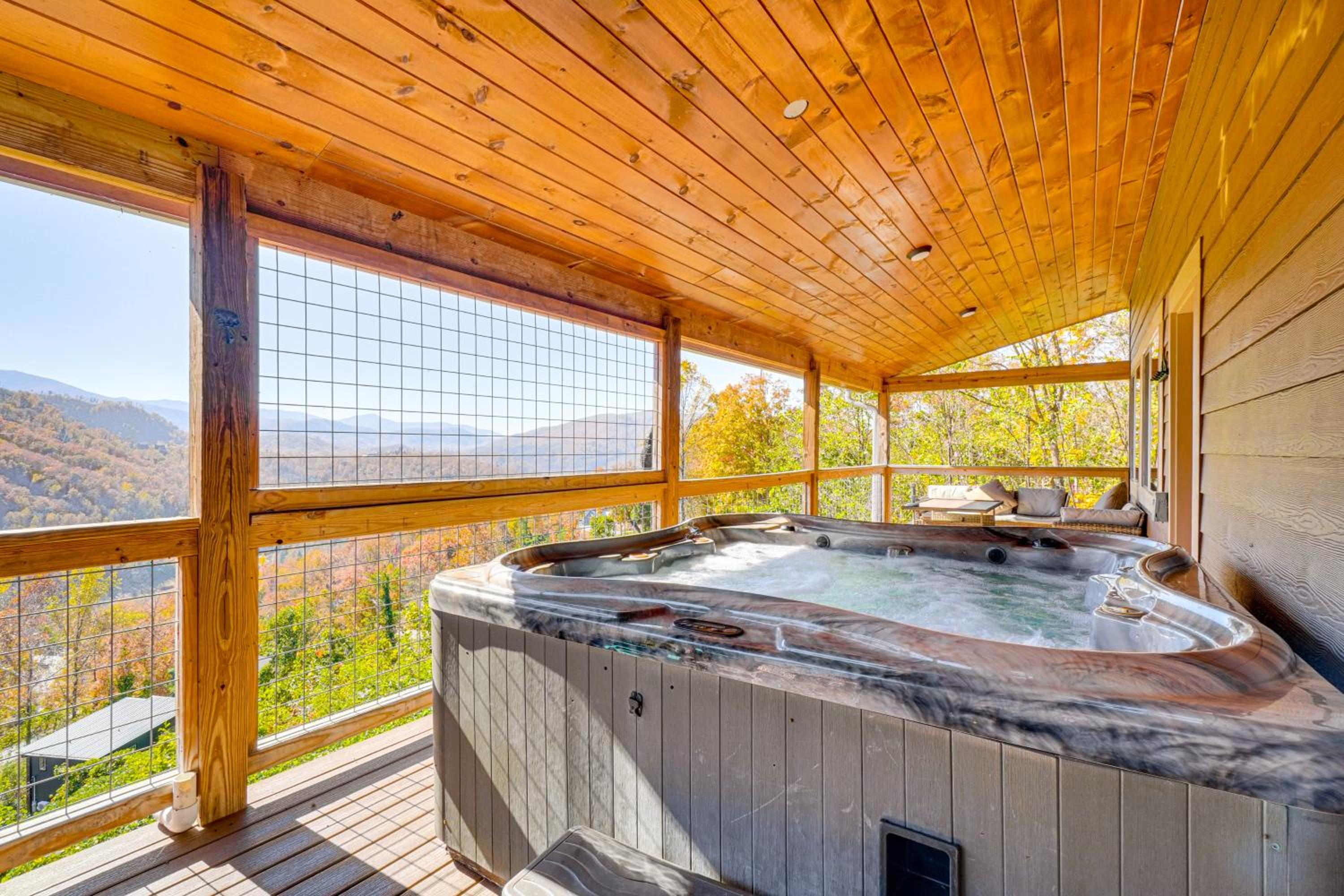 2 Mi to Downtown Gatlinburg Cabin with Game Room!