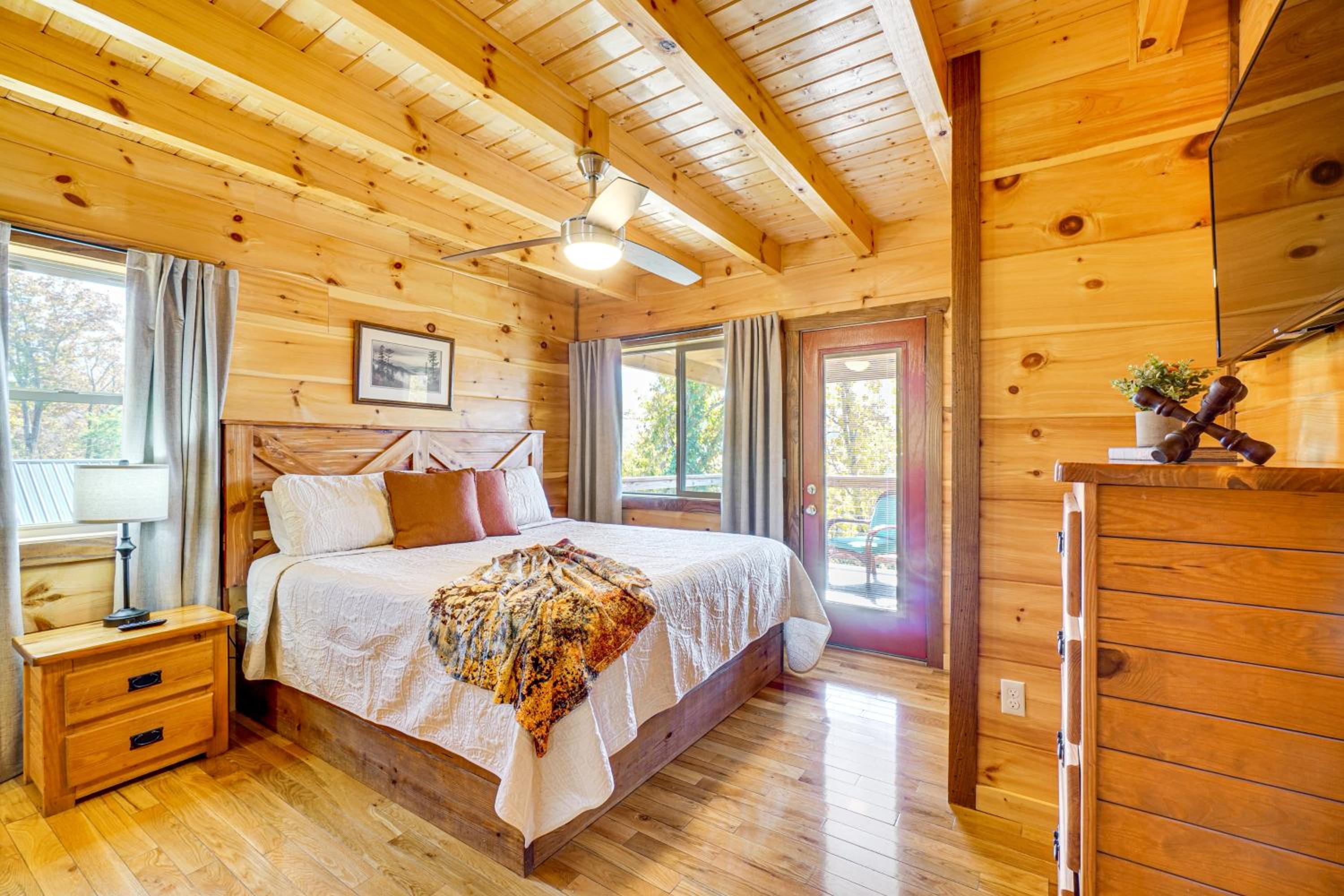 2 Mi to Downtown Gatlinburg Cabin with Game Room!