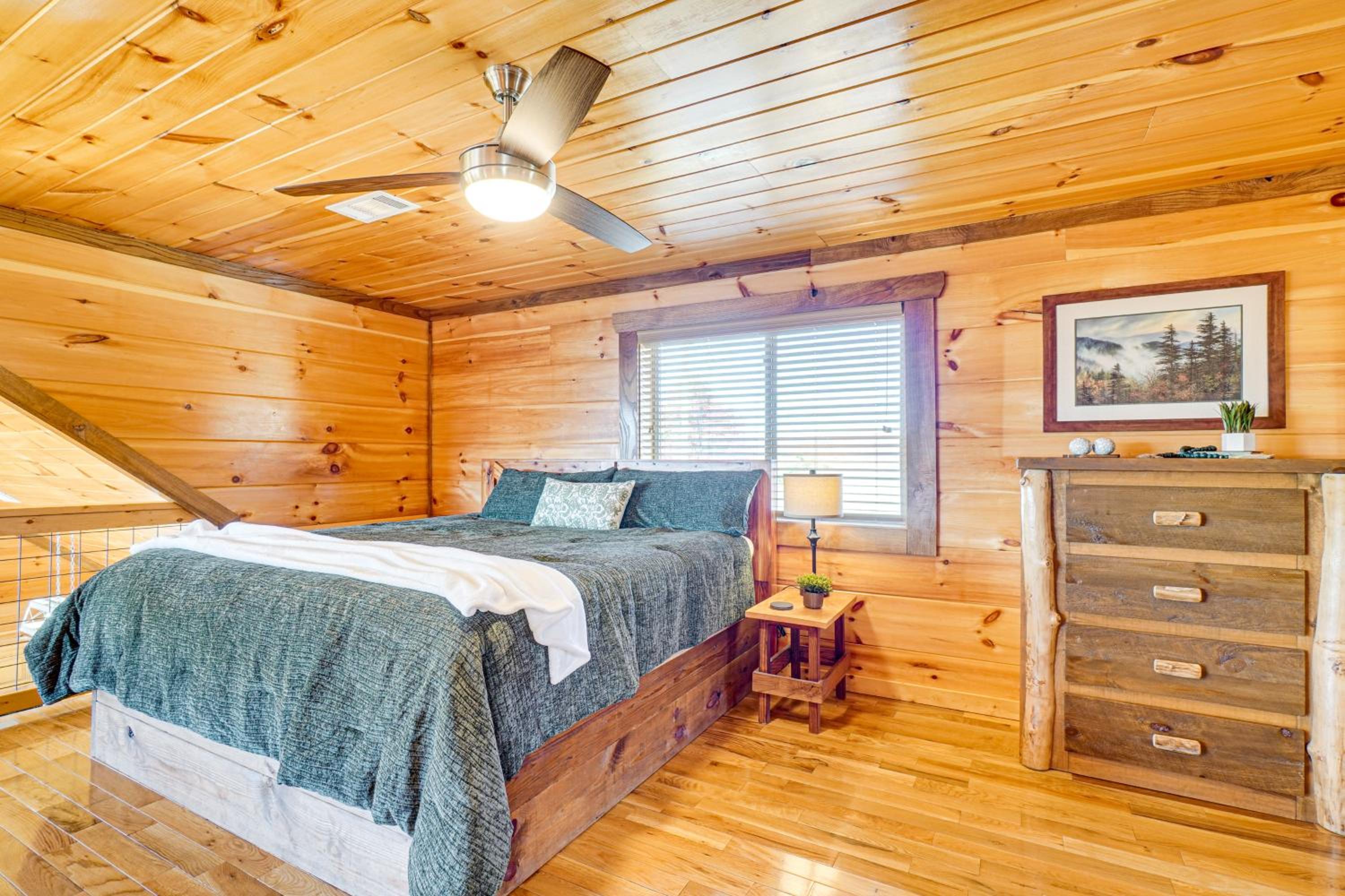 2 Mi to Downtown Gatlinburg Cabin with Game Room!