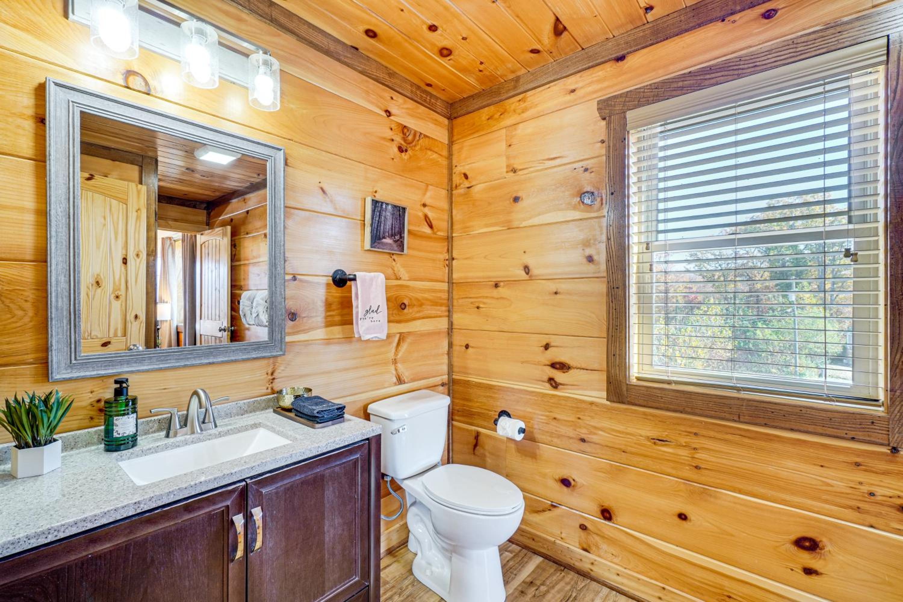 2 Mi to Downtown Gatlinburg Cabin with Game Room!