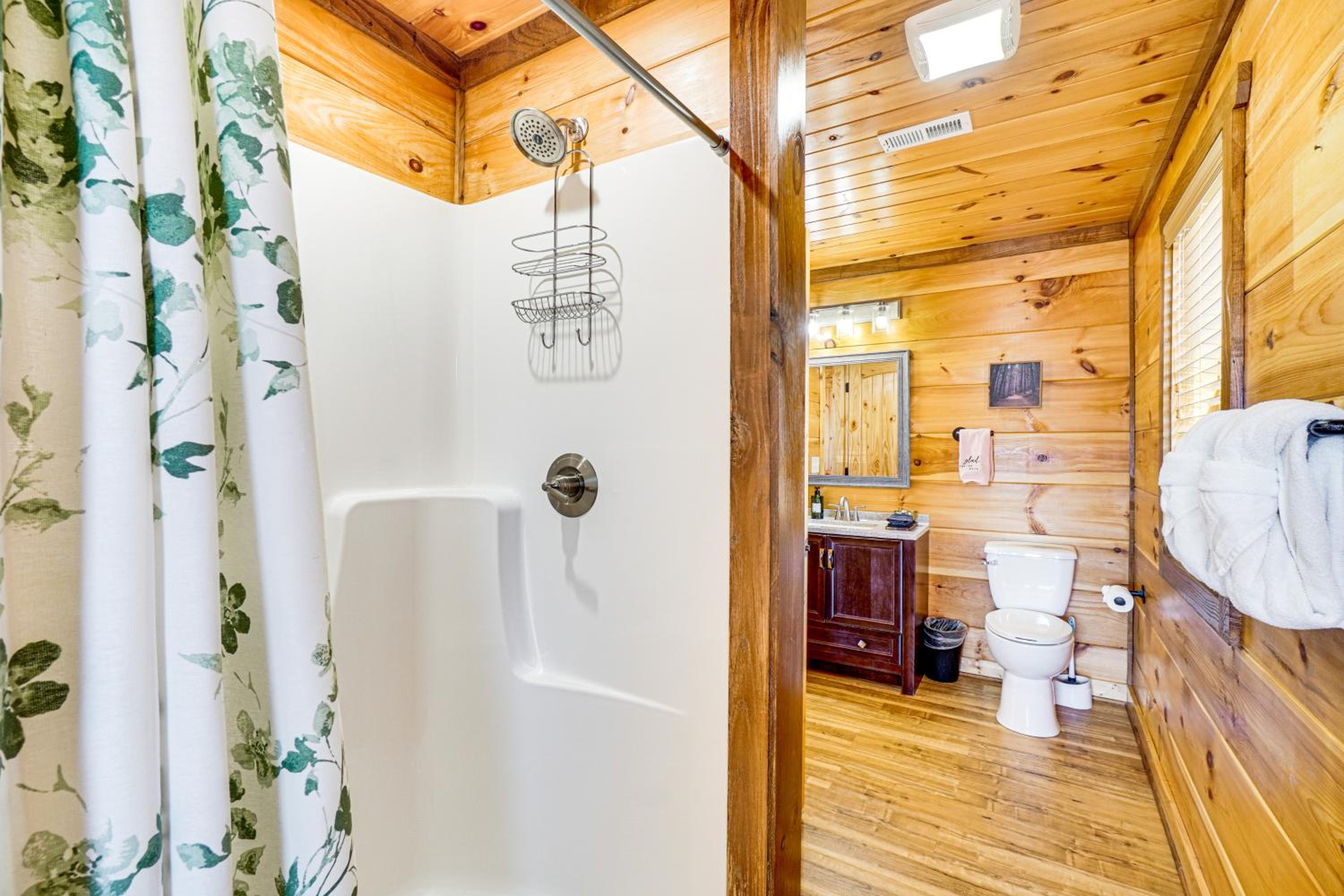2 Mi to Downtown Gatlinburg Cabin with Game Room!
