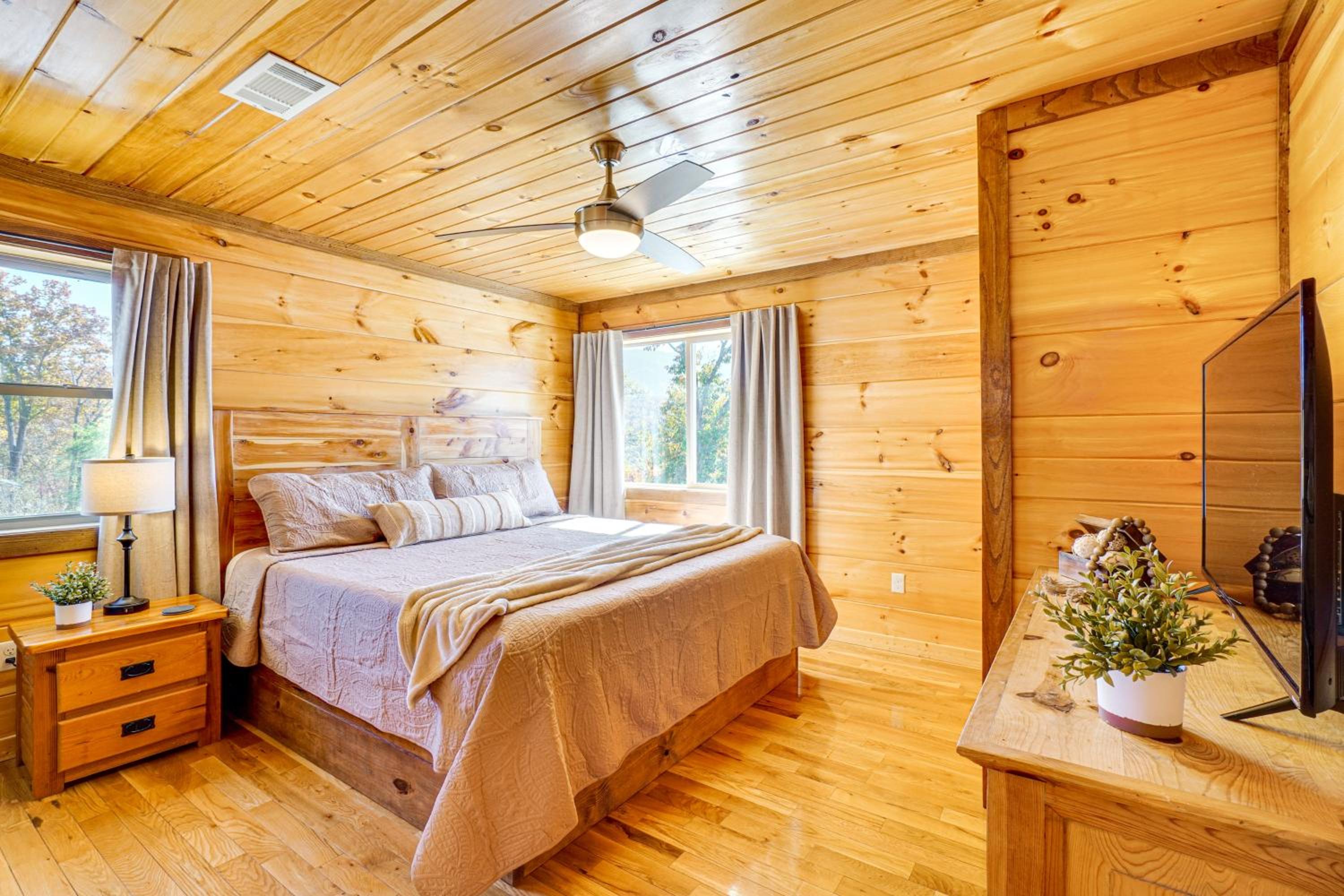 2 Mi to Downtown Gatlinburg Cabin with Game Room!