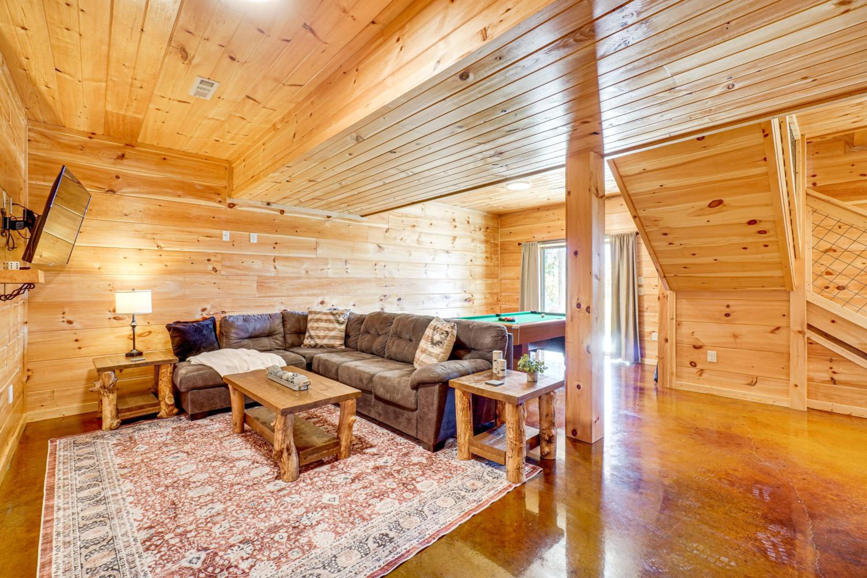 2 Mi to Downtown Gatlinburg Cabin with Game Room!