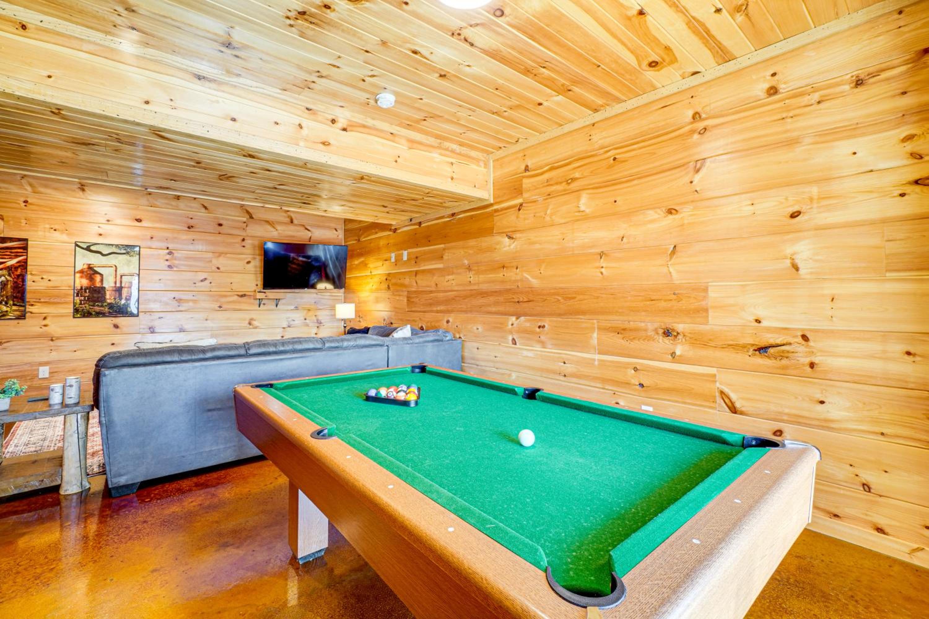 2 Mi to Downtown Gatlinburg Cabin with Game Room!