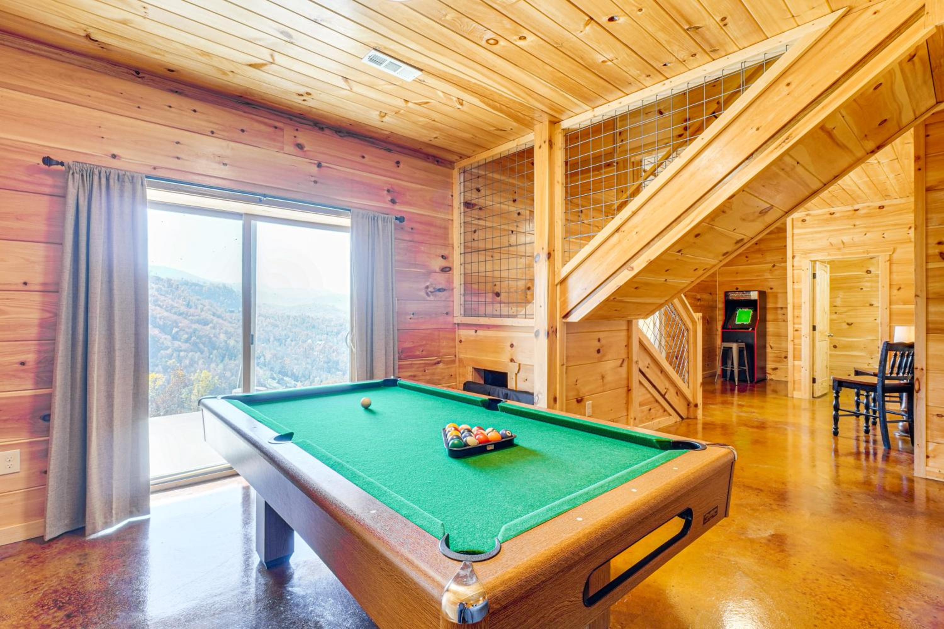 2 Mi to Downtown Gatlinburg Cabin with Game Room!