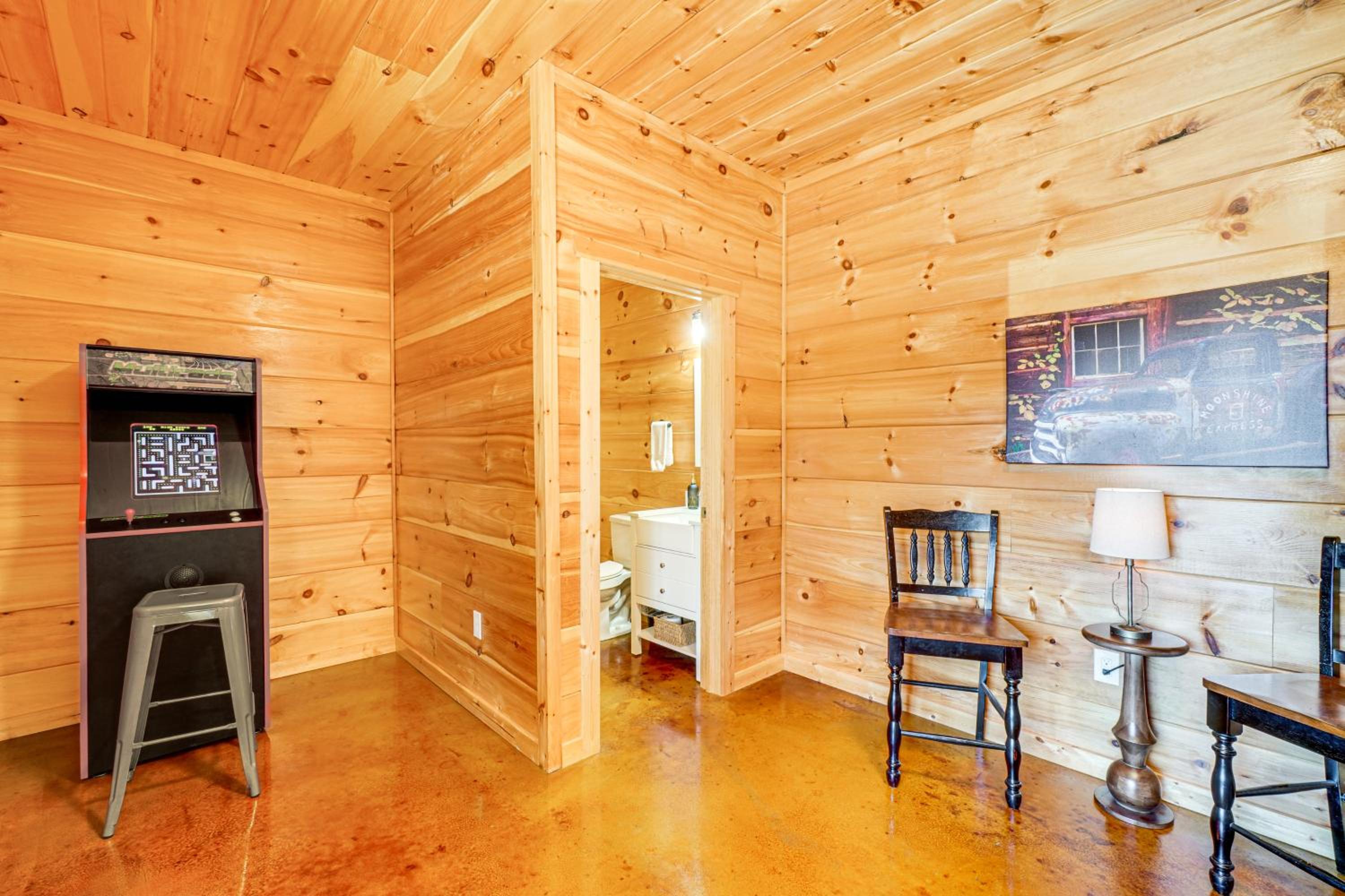 2 Mi to Downtown Gatlinburg Cabin with Game Room!