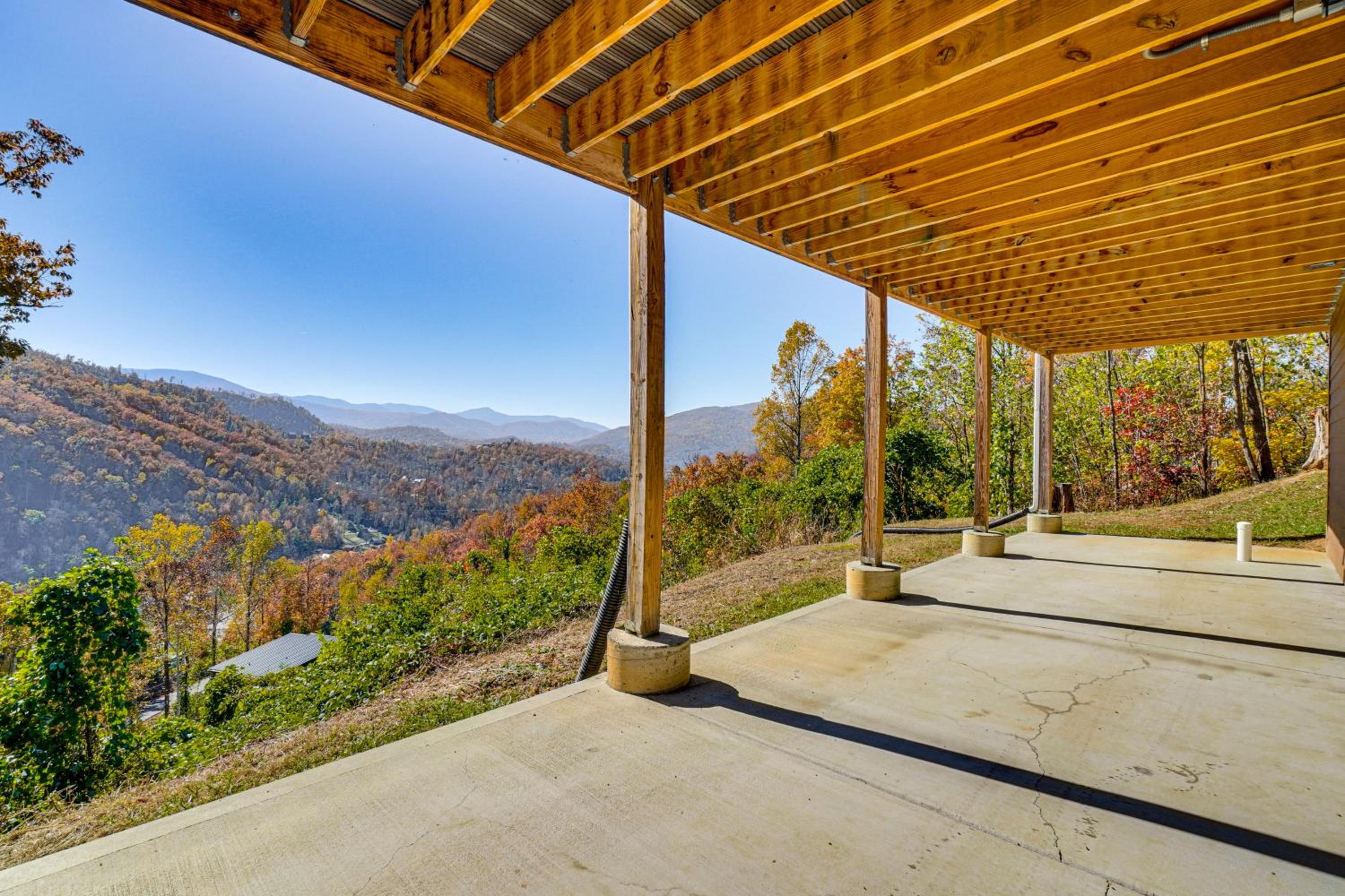 2 Mi to Downtown Gatlinburg Cabin with Game Room!