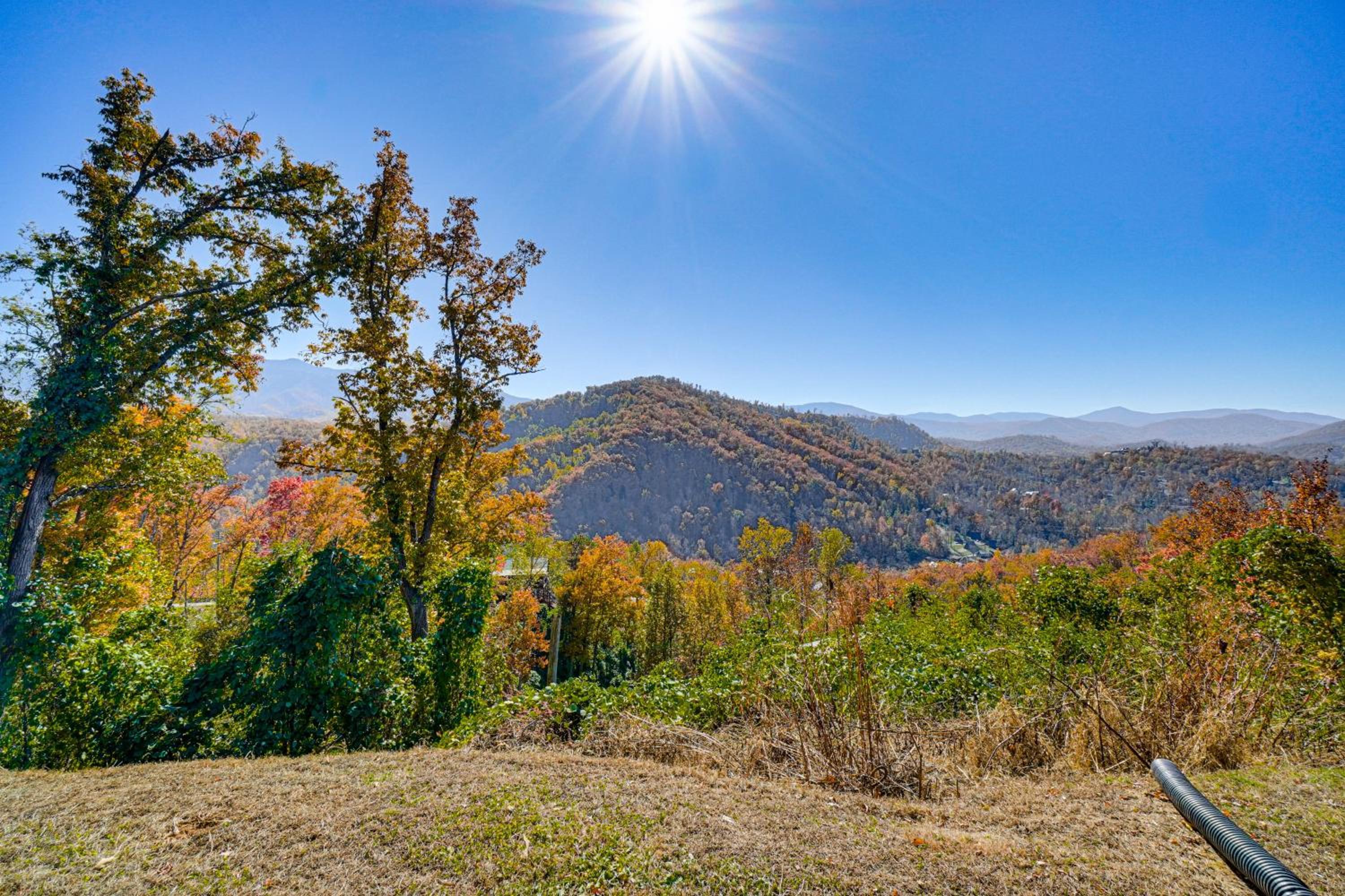 2 Mi to Downtown Gatlinburg Cabin with Game Room!