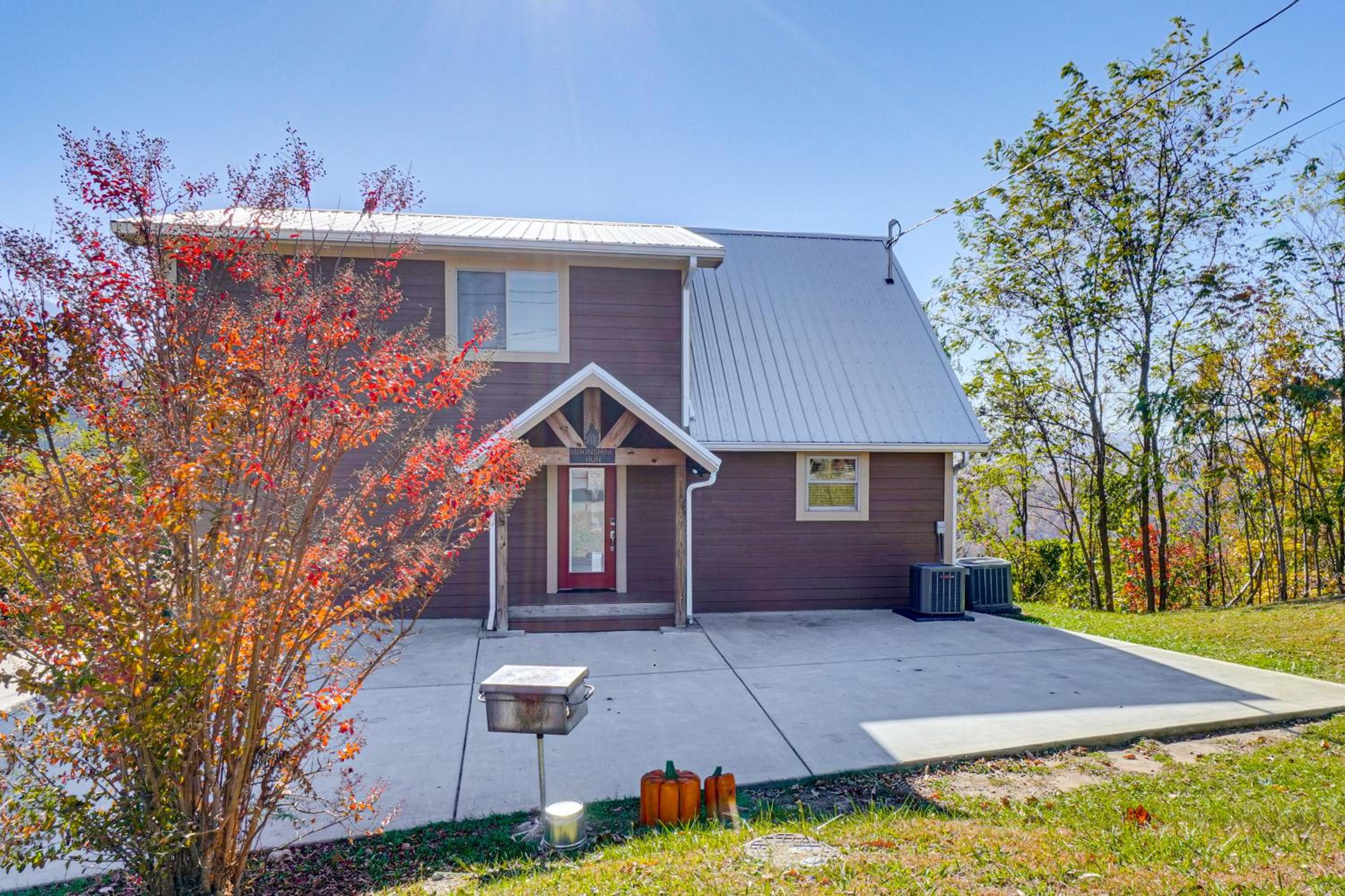2 Mi to Downtown Gatlinburg Cabin with Game Room!