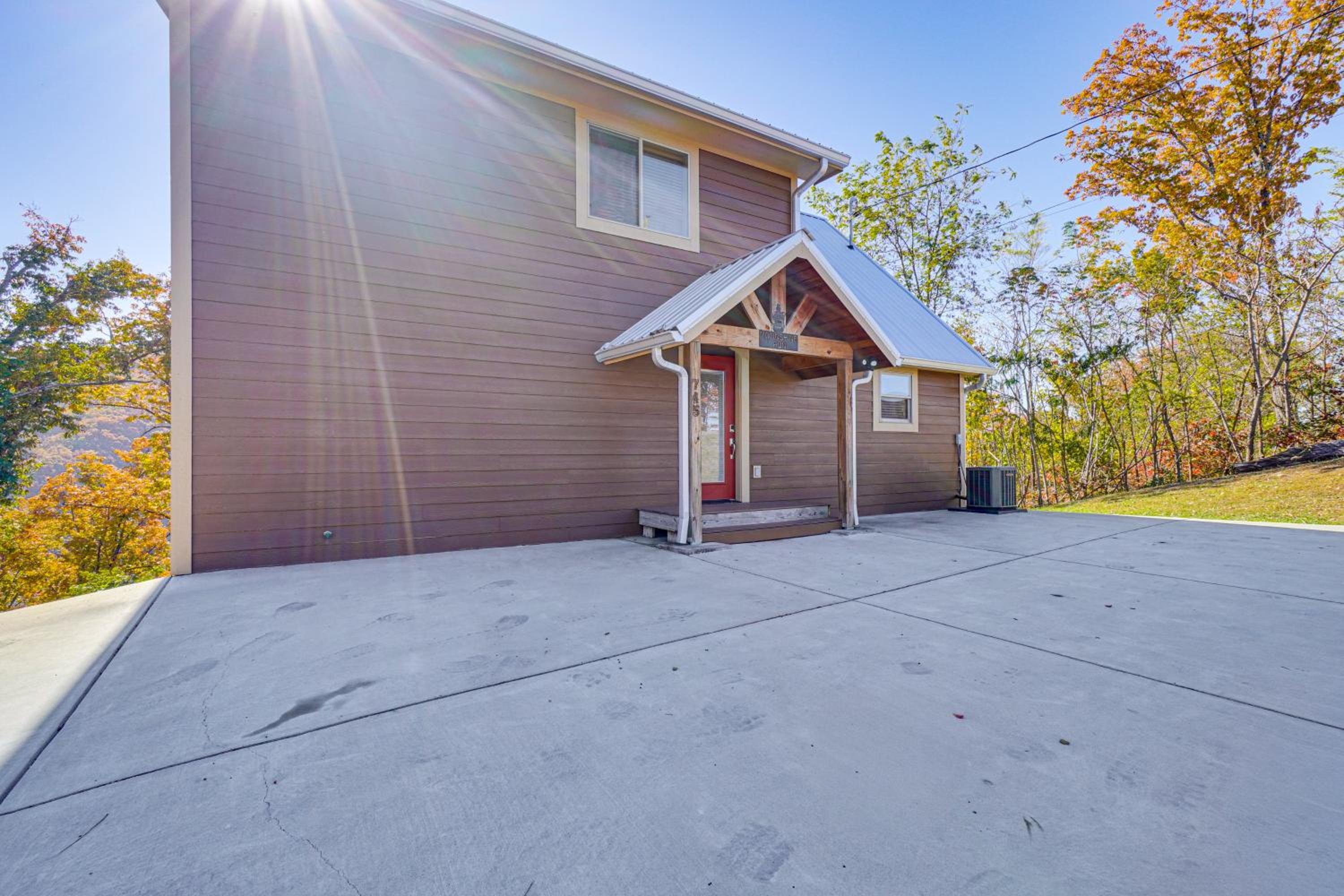 2 Mi to Downtown Gatlinburg Cabin with Game Room!