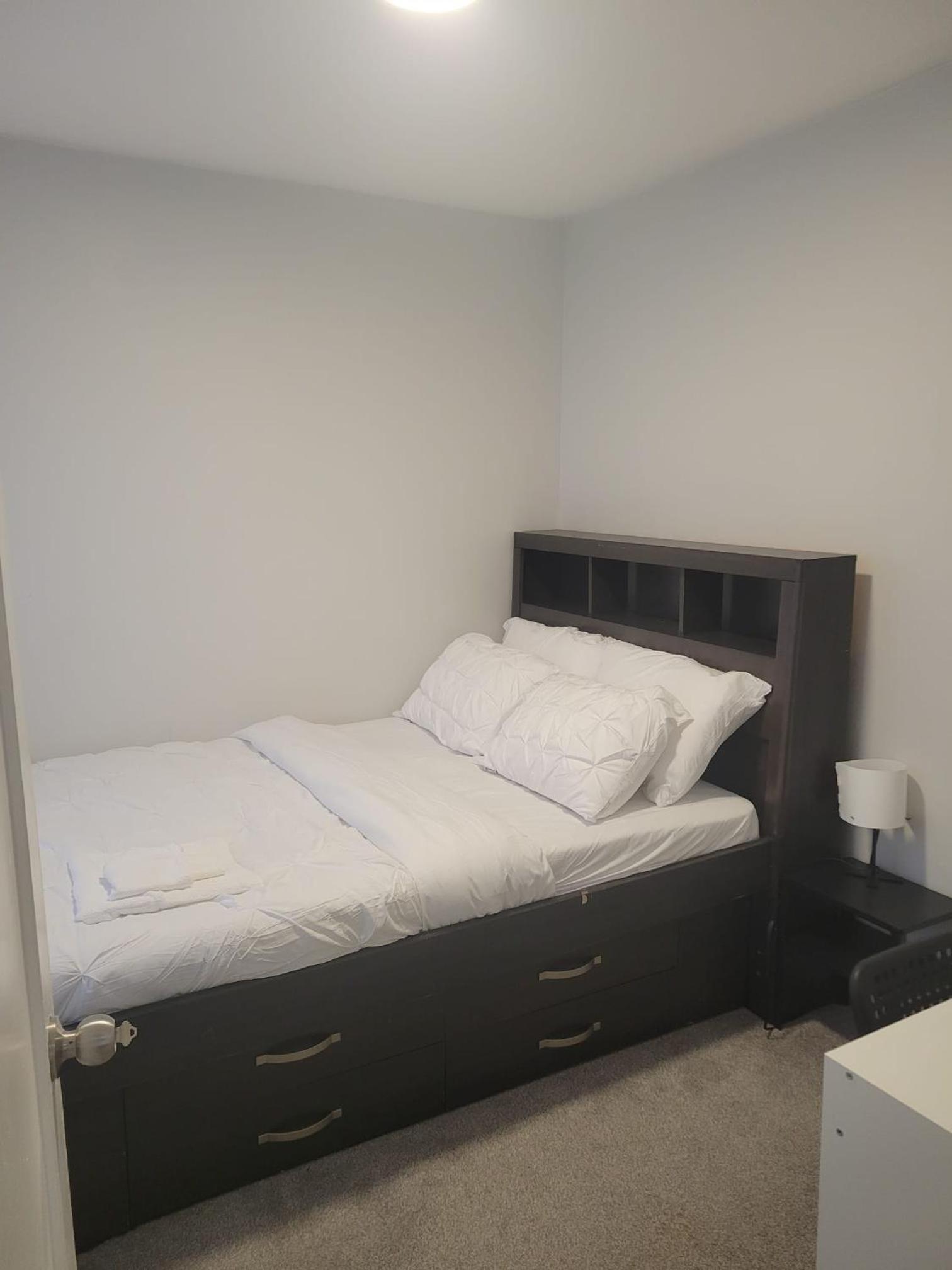 Bright & Chic 3-Bedroom Retreat for Family or Business by UofA Whyte Ave Downtown in Edmonton