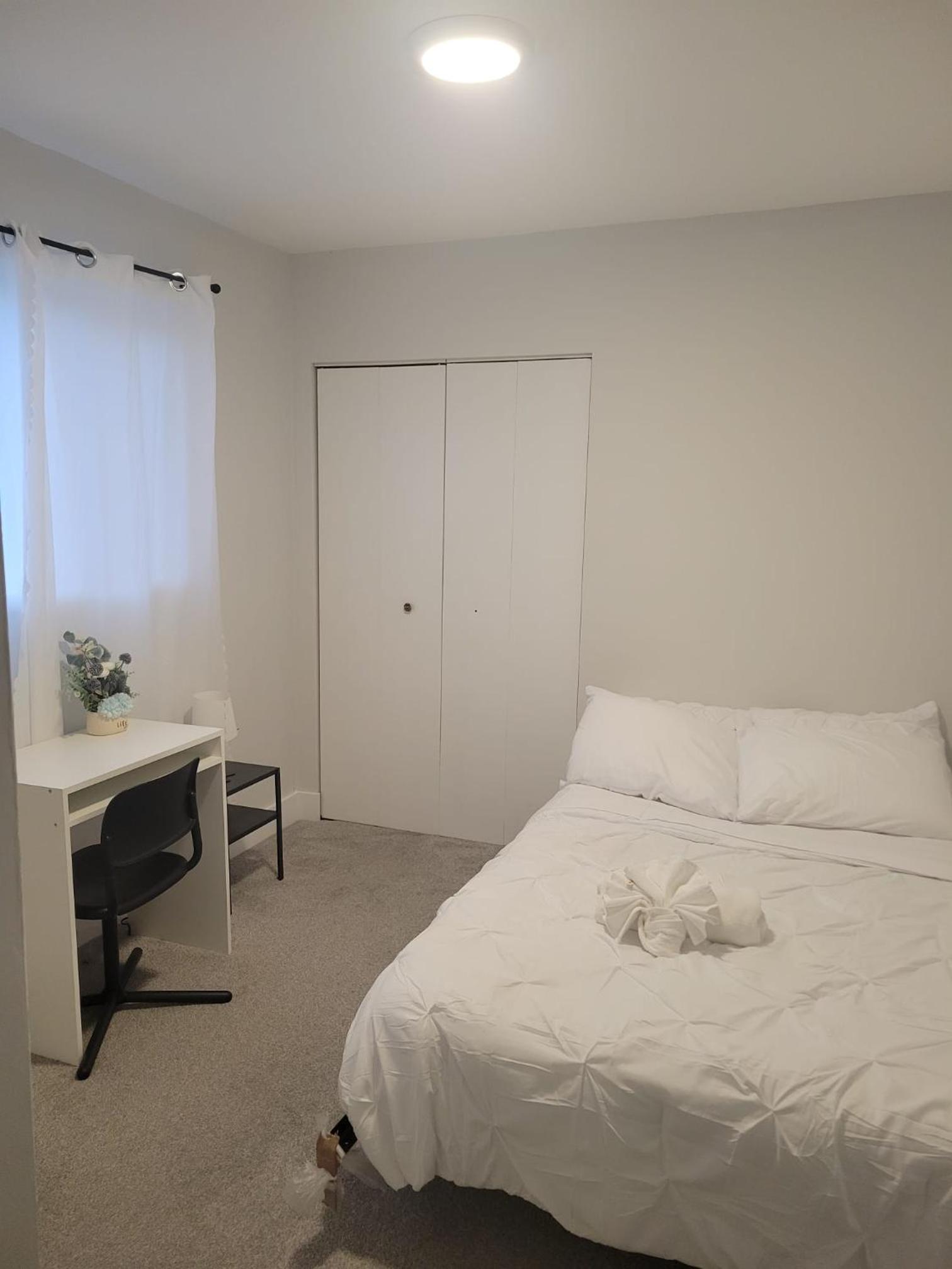 Bright & Chic 3-Bedroom Retreat for Family or Business by UofA Whyte Ave Downtown in Edmonton
