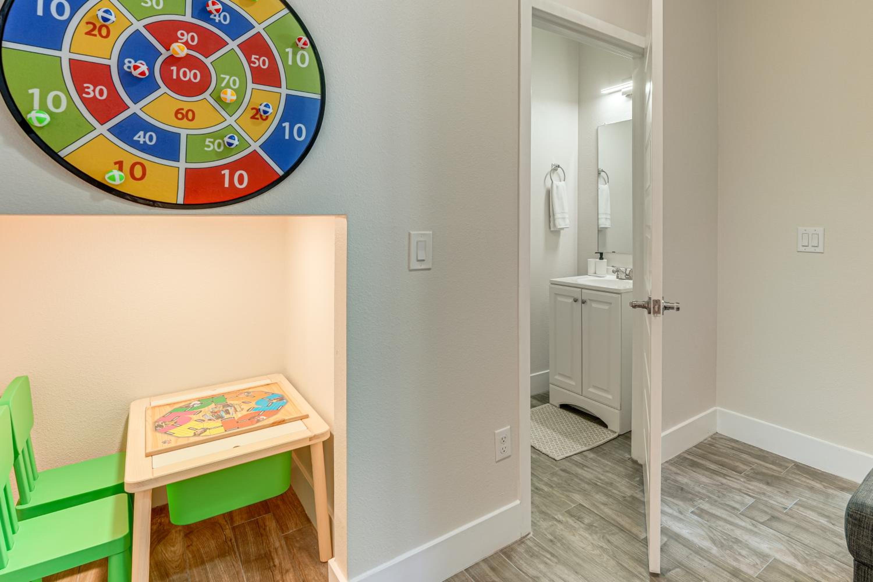 5 Mi to Old Town Kissimmee! Family Escape with Perks