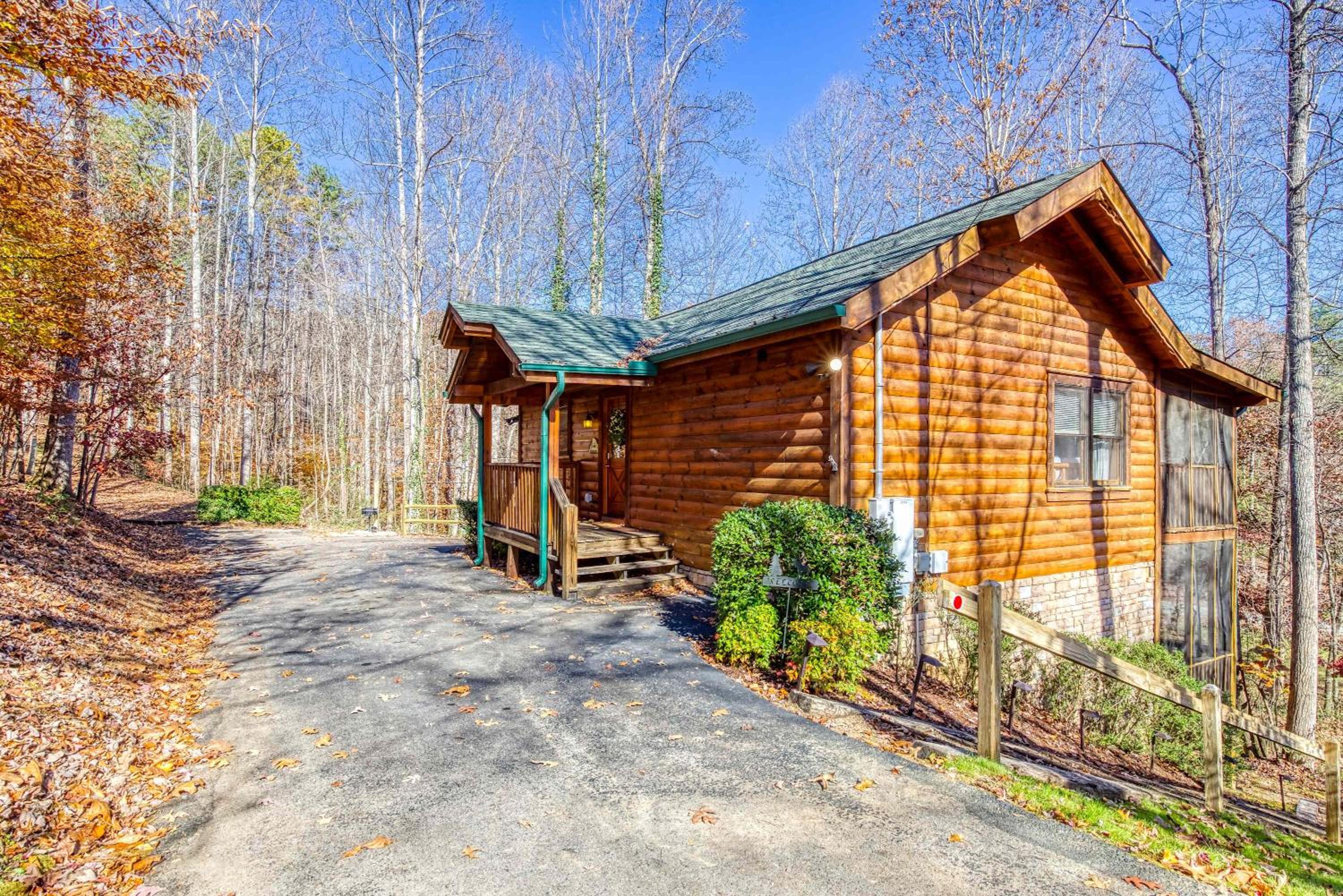 Along the Trail Cabin with Hot Tub Pool Pond Game Room