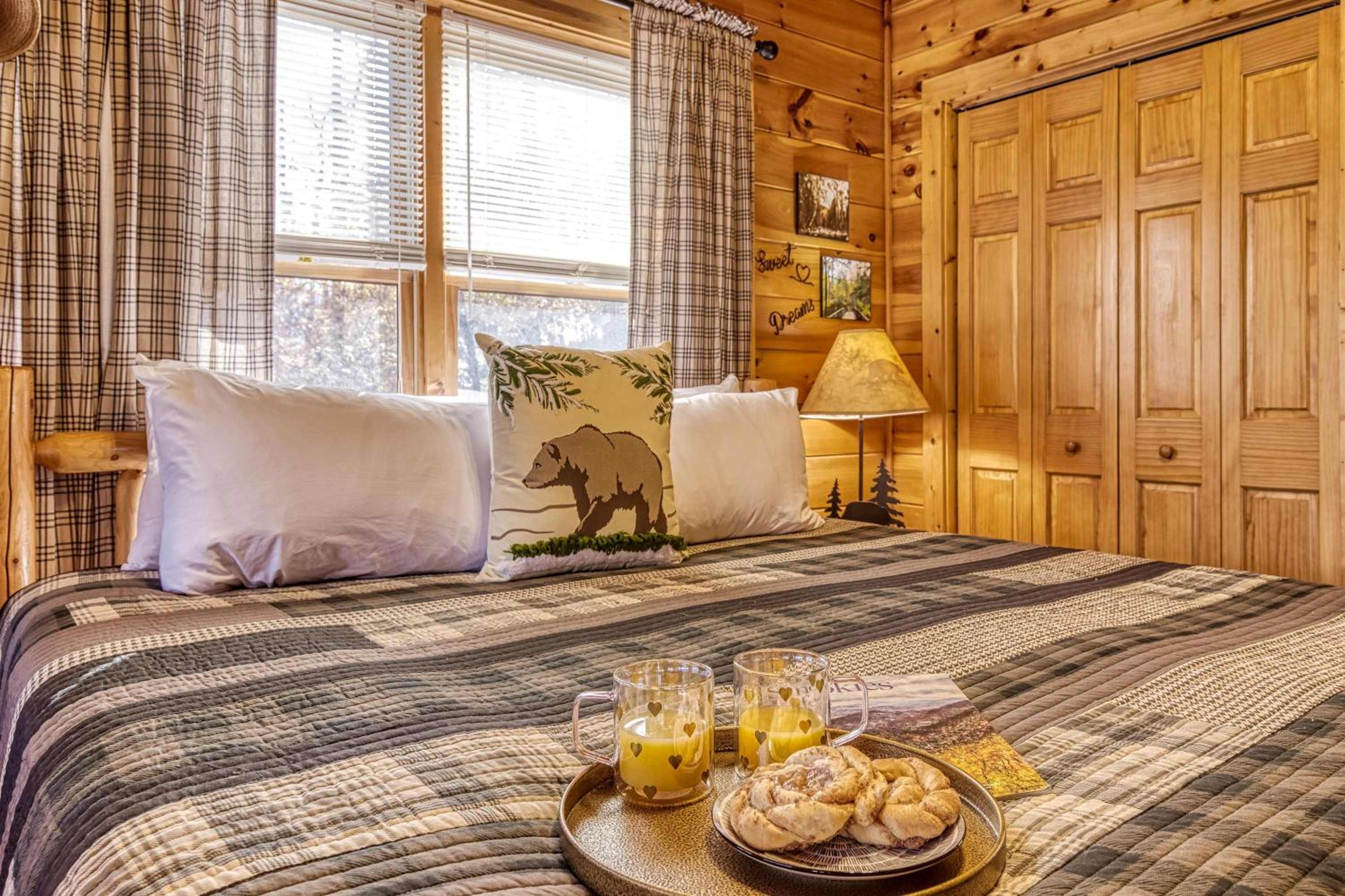 Along the Trail Cabin with Hot Tub Pool Pond Game Room