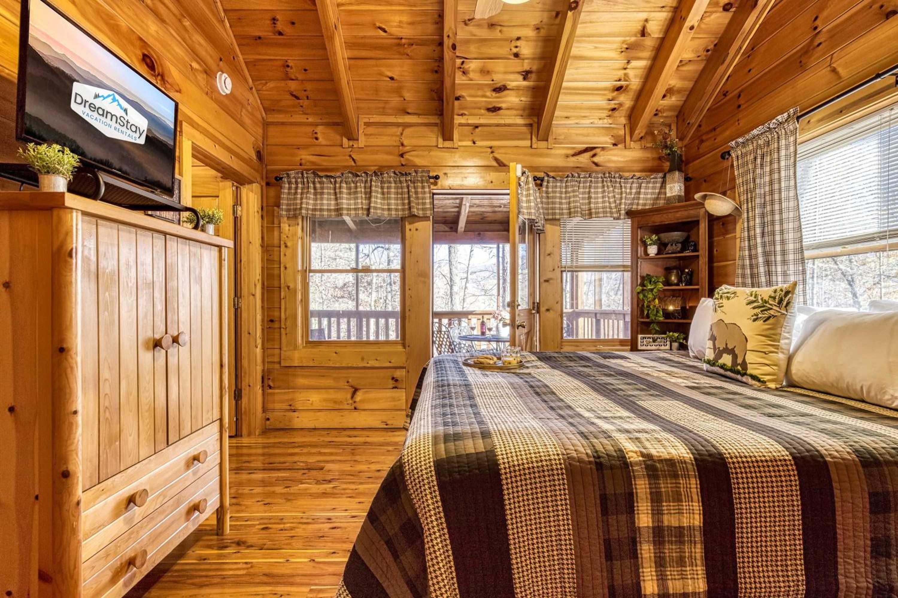 Along the Trail Cabin with Hot Tub Pool Pond Game Room