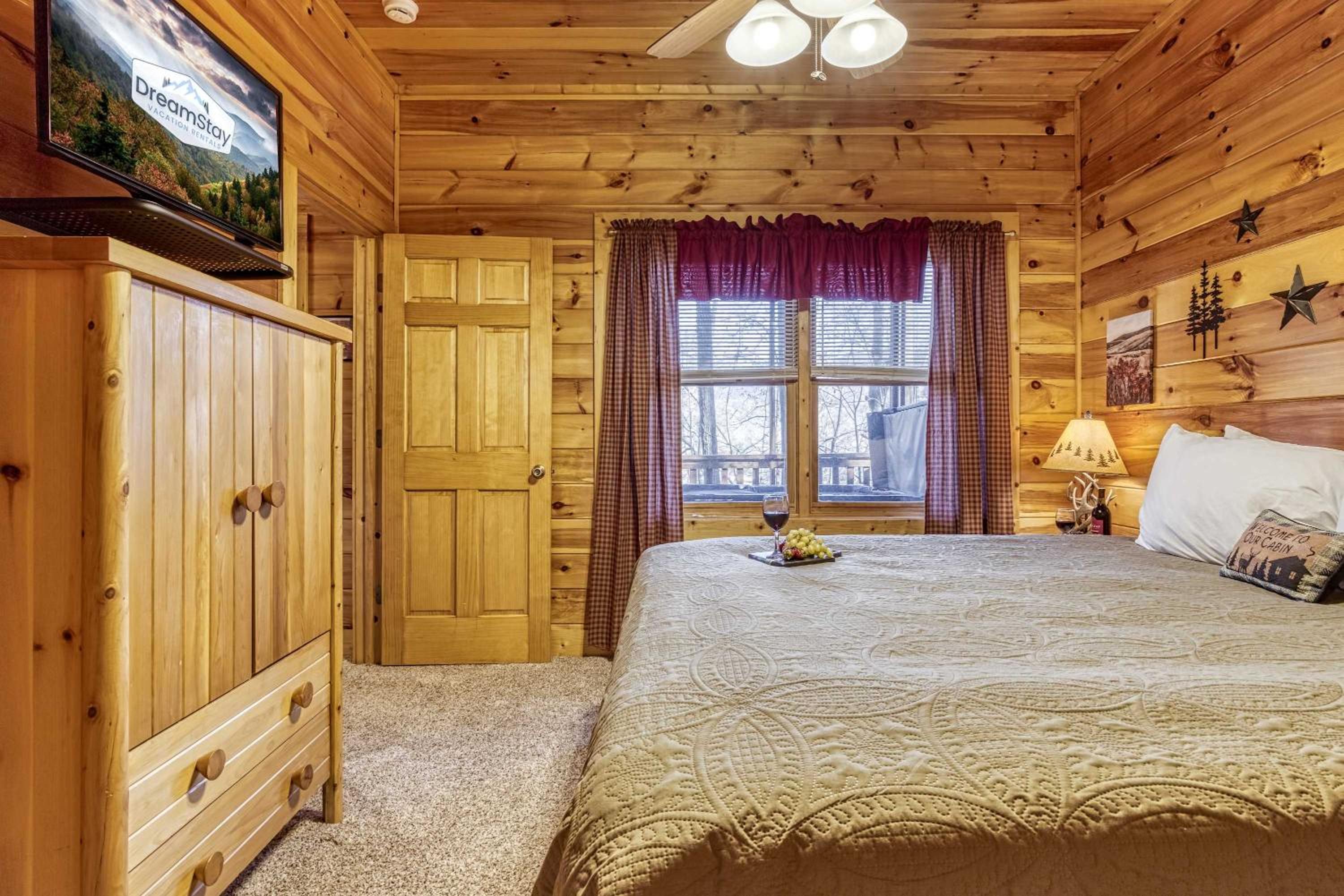 Along the Trail Cabin with Hot Tub Pool Pond Game Room