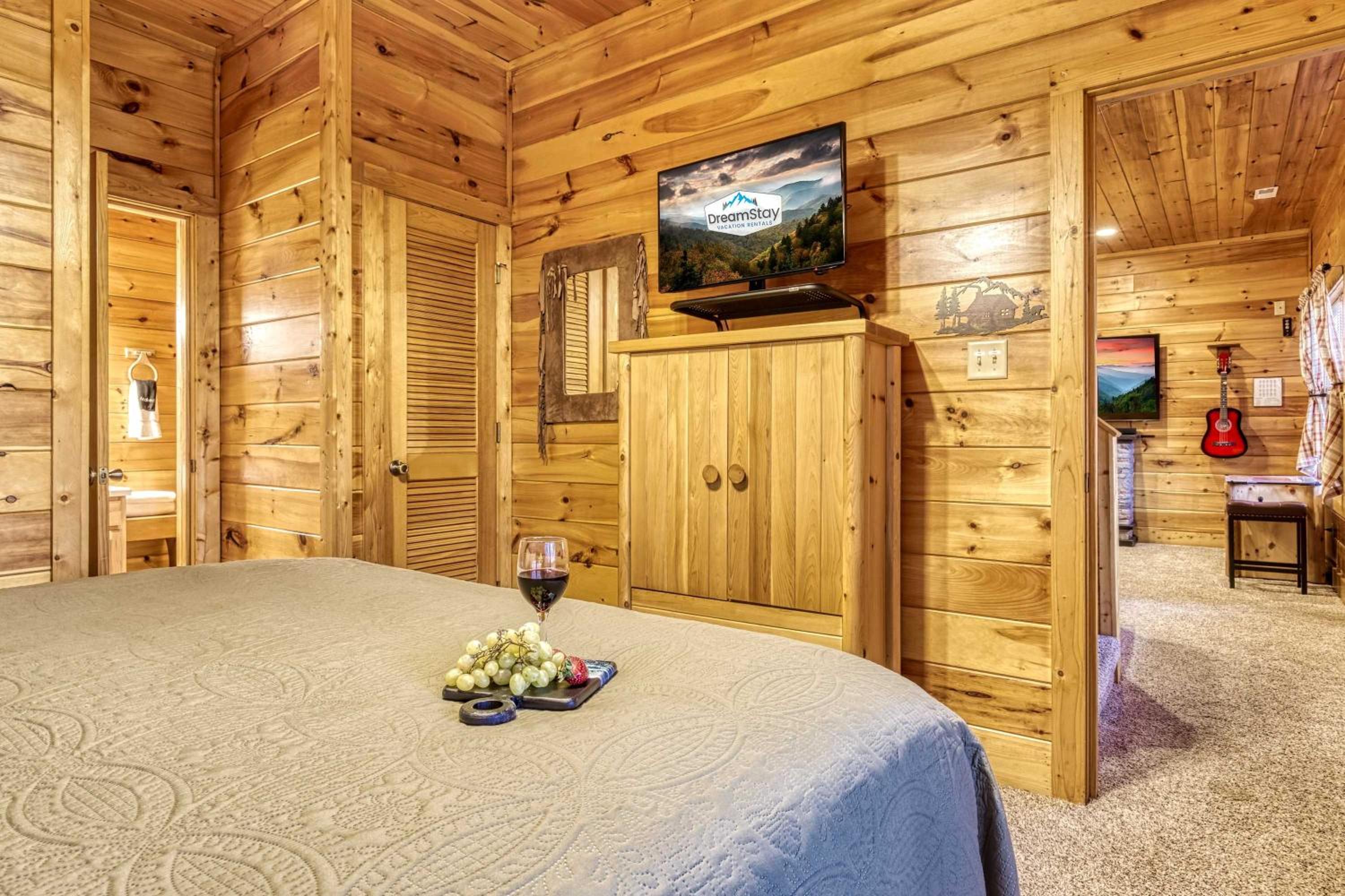 Along the Trail Cabin with Hot Tub Pool Pond Game Room