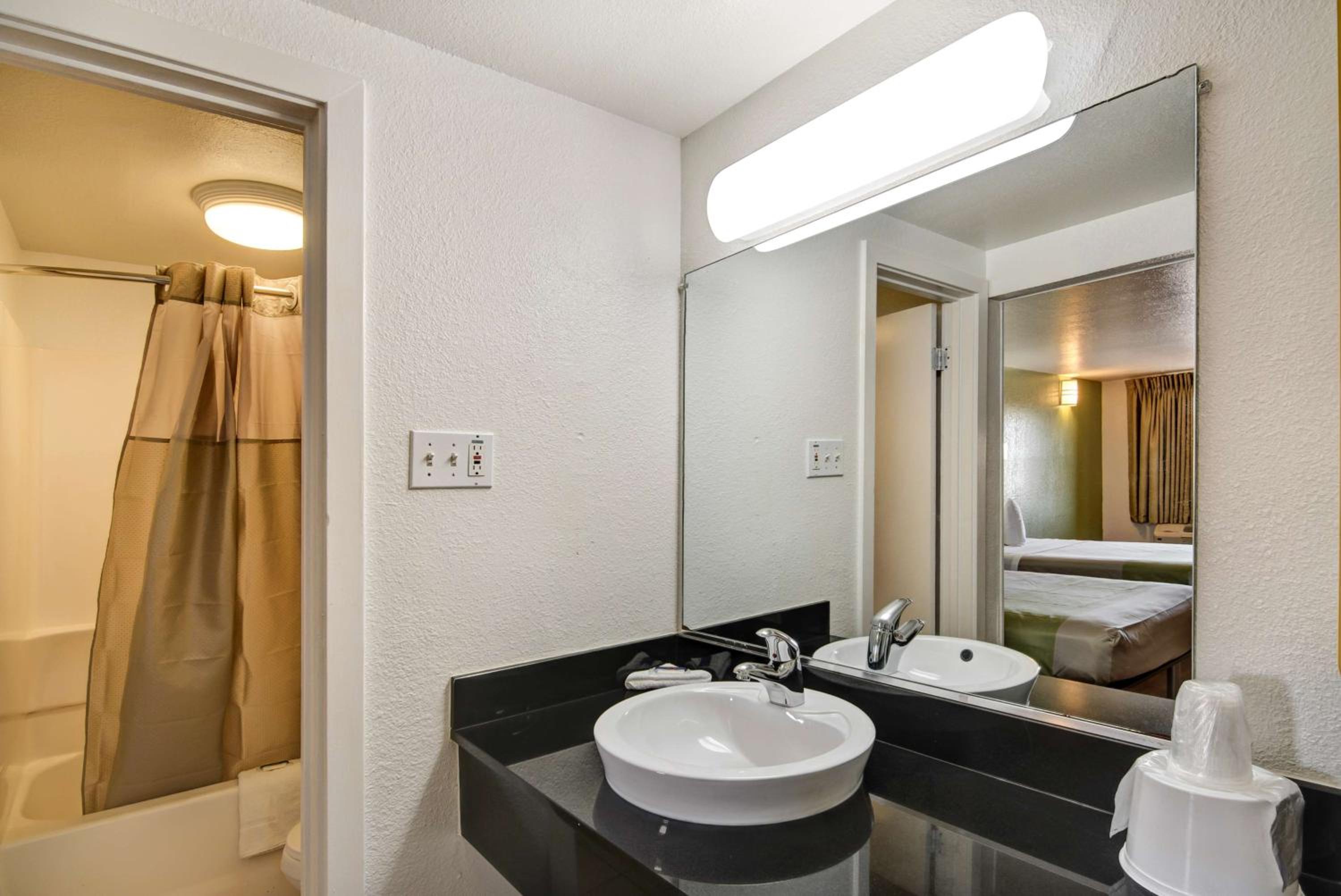 Motel 6-Dallas, TX - Forest Lane