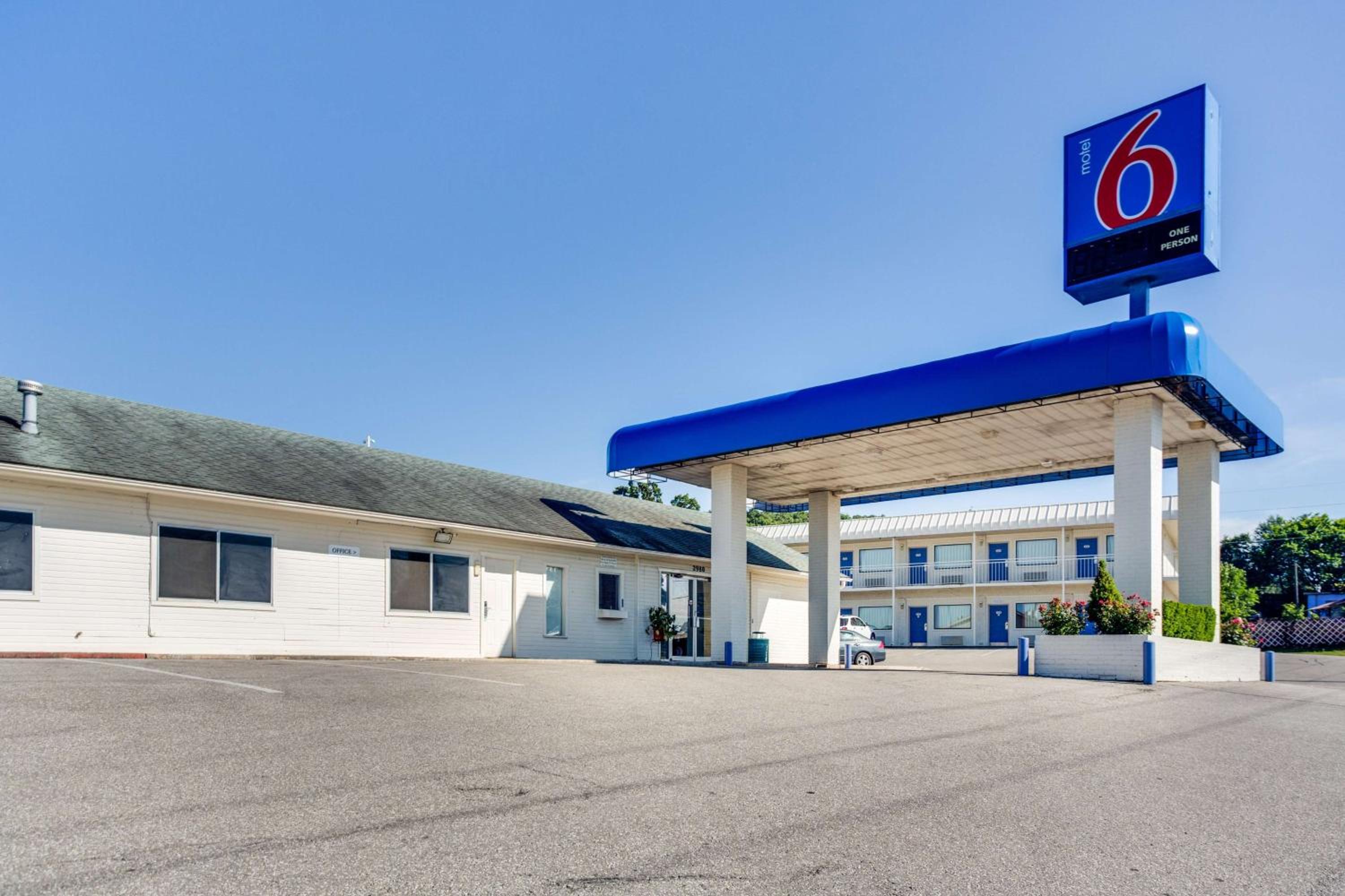 Motel 6-Fayetteville, AR