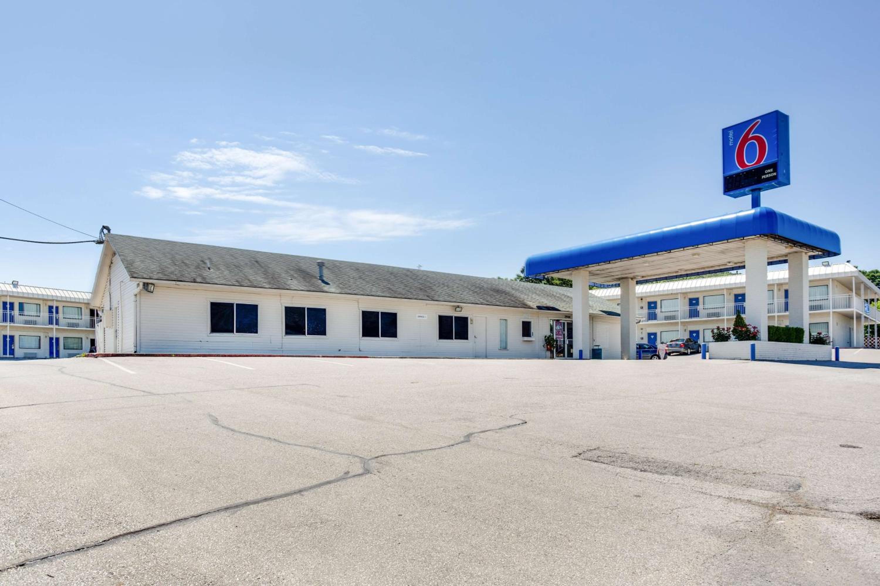 Motel 6-Fayetteville, AR